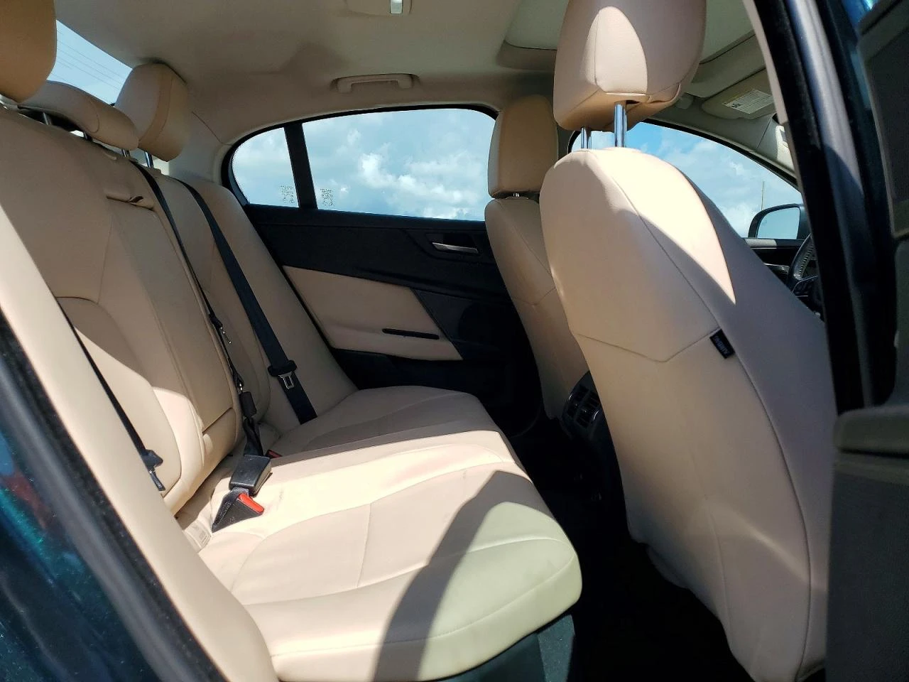 Jaguar XE 3.0l Premium, снимка 10 - Автомобили и джипове - 54882235