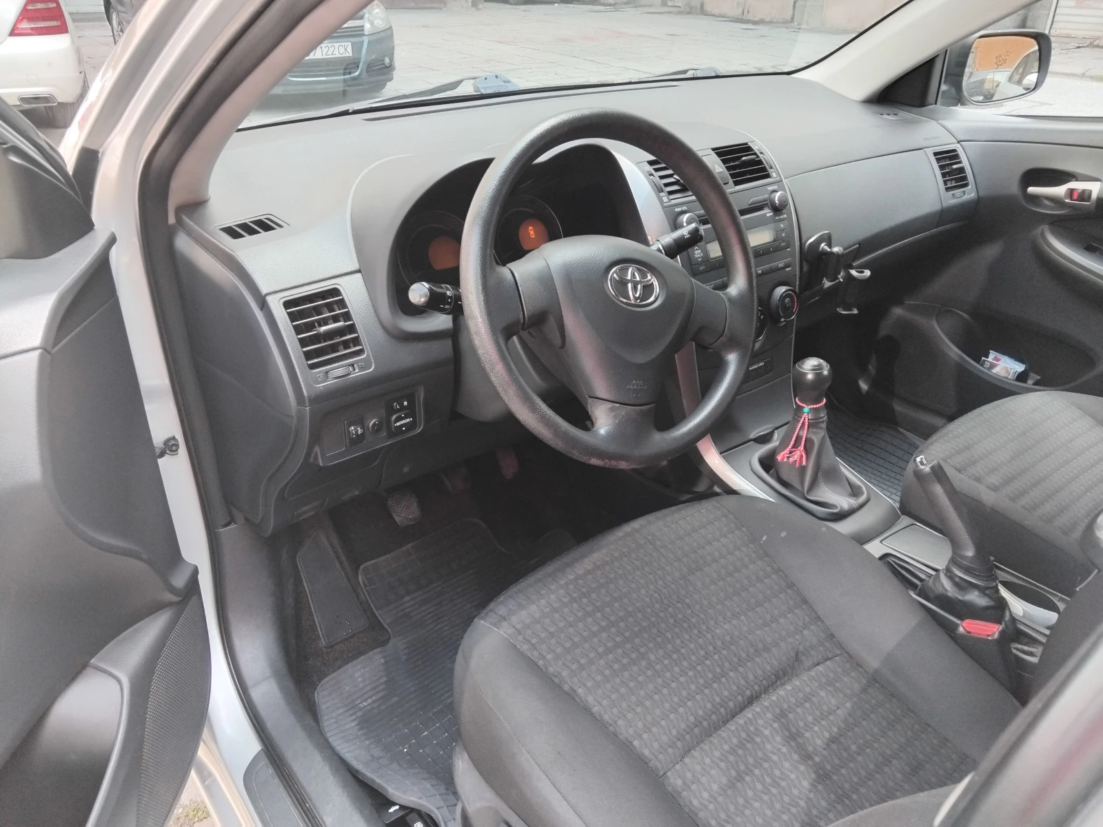 Toyota Corolla 1.6, снимка 8 - Автомобили и джипове - 55182581
