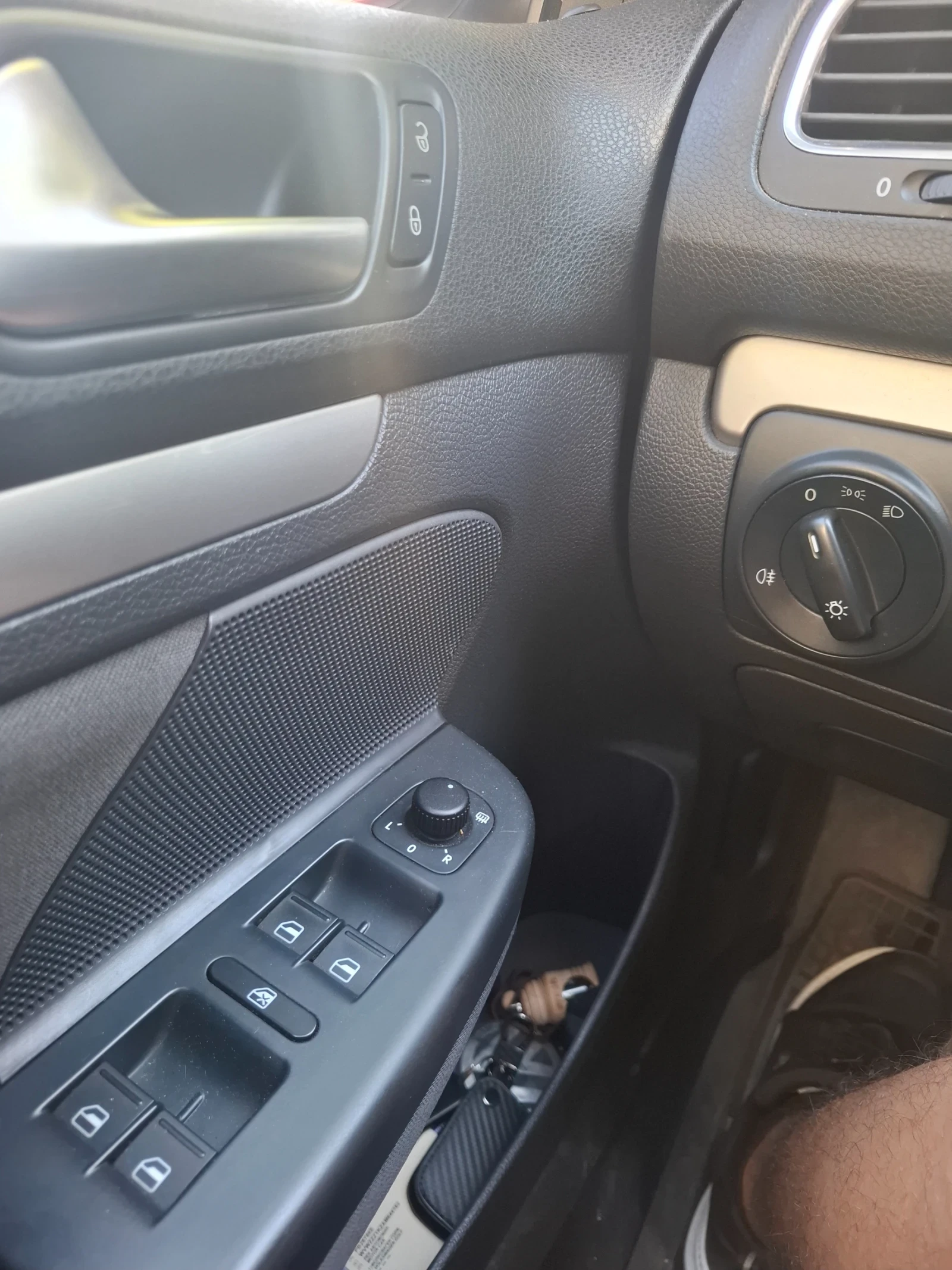 VW Golf 1.6 105кс, снимка 11 - Автомобили и джипове - 56017364