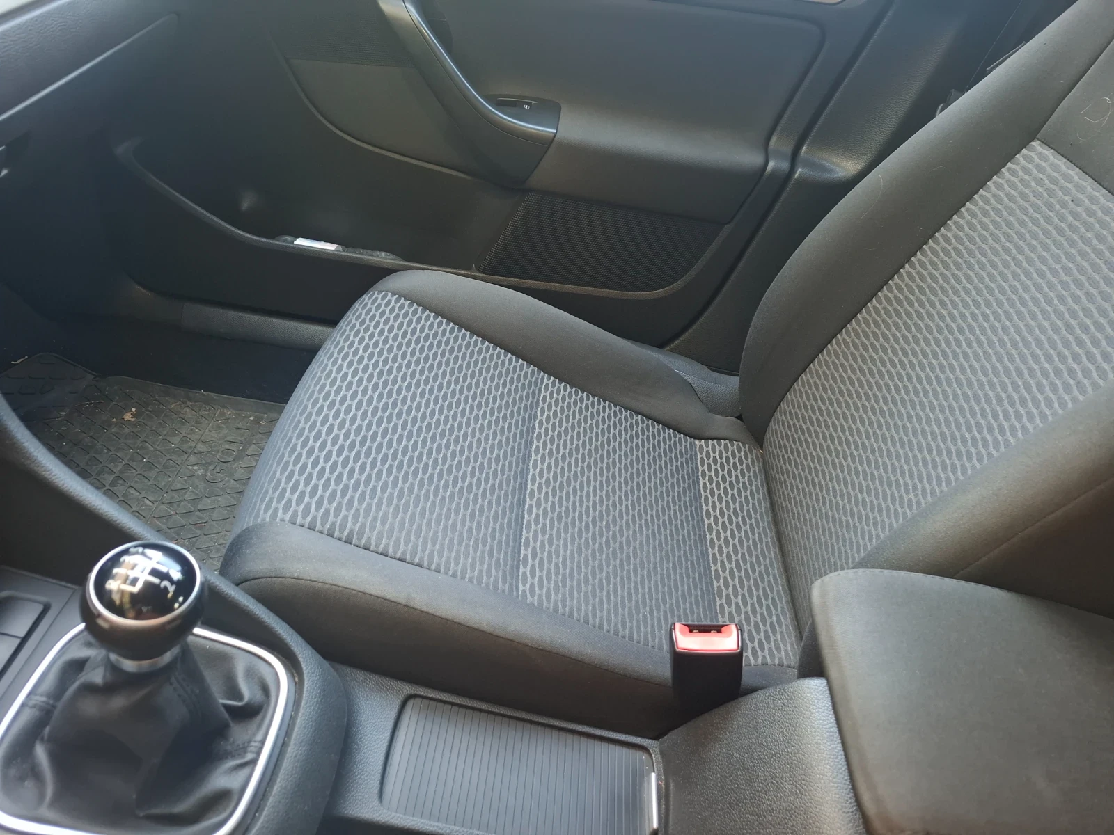 VW Golf 1.6 105кс, снимка 14 - Автомобили и джипове - 56017364