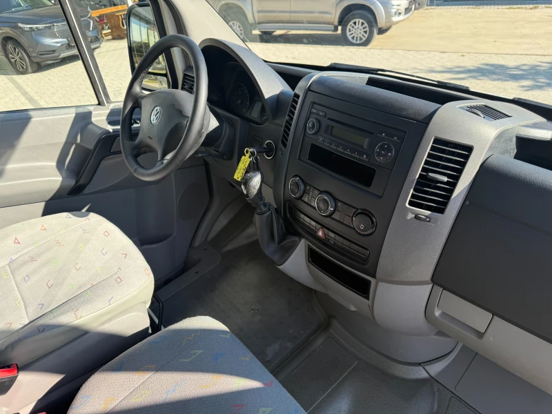 VW Crafter 2.5TDI Климатроник L1H1 , снимка 9 - Бусове и автобуси - 52156744