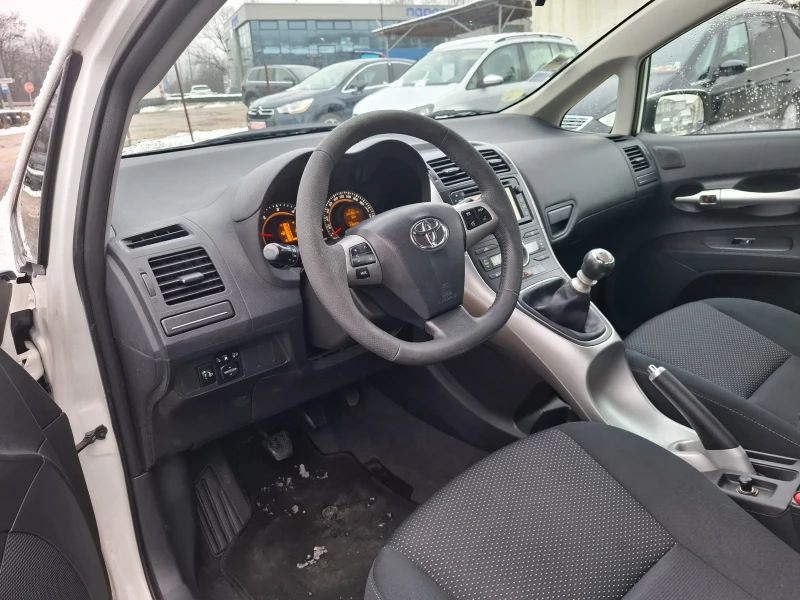 Toyota Auris, снимка 11 - Автомобили и джипове - 48281028