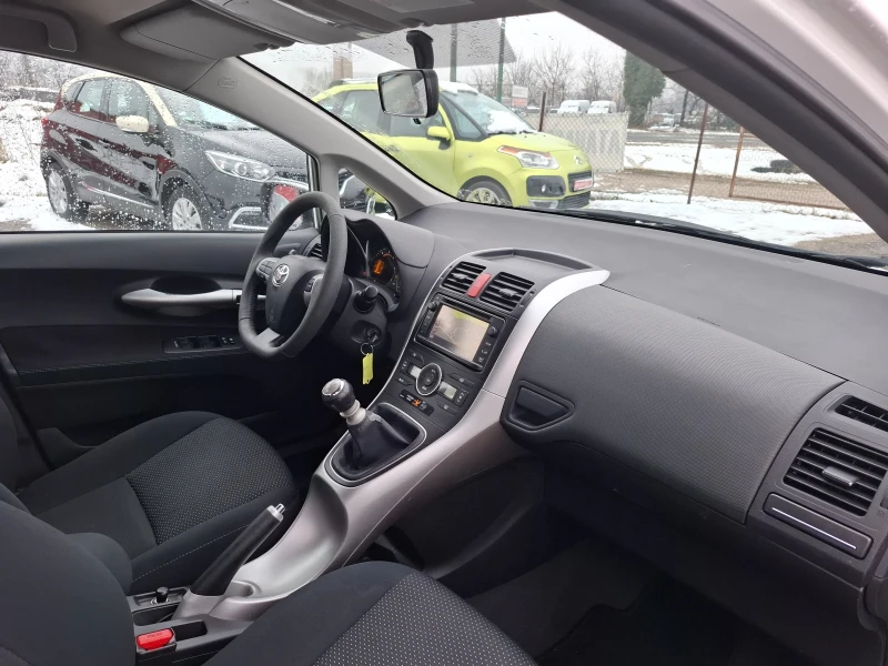 Toyota Auris, снимка 13 - Автомобили и джипове - 48281028