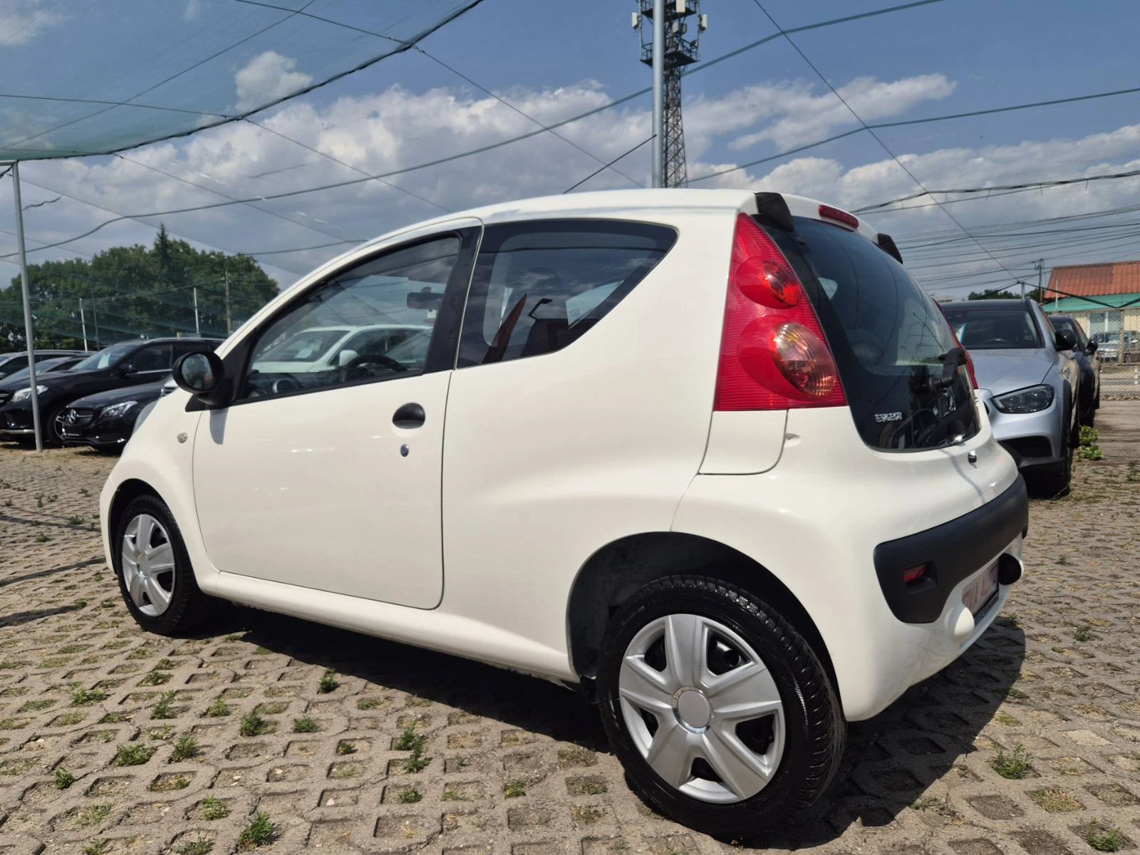 Peugeot 107 1.0i-130000км - изображение 2