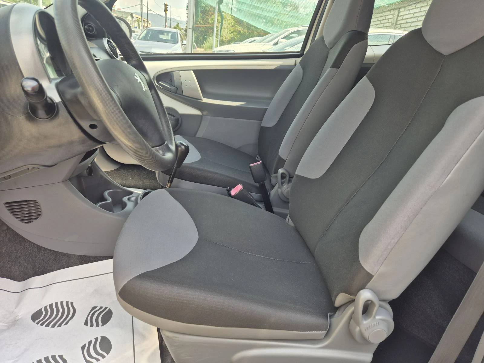 Peugeot 107 1.0i-130000км - изображение 7