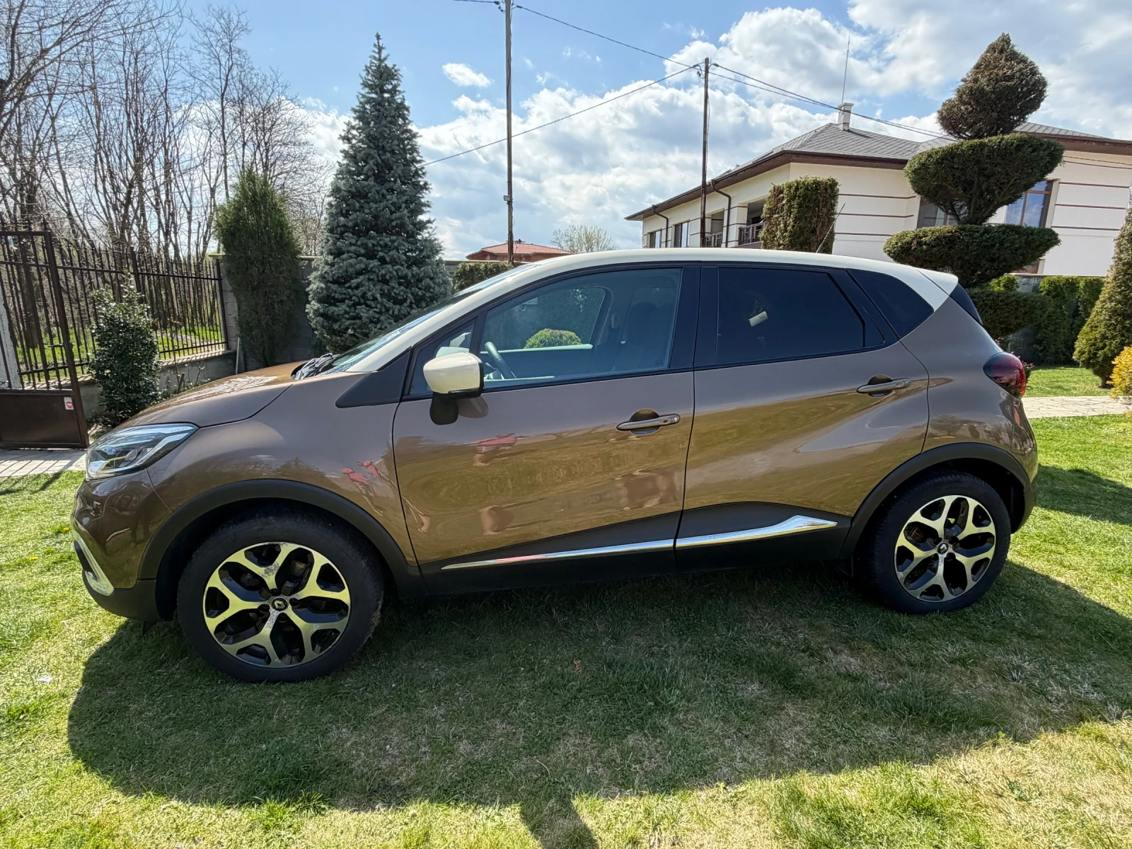 Renault Captur Intense, снимка 3 - Автомобили и джипове - 54172897