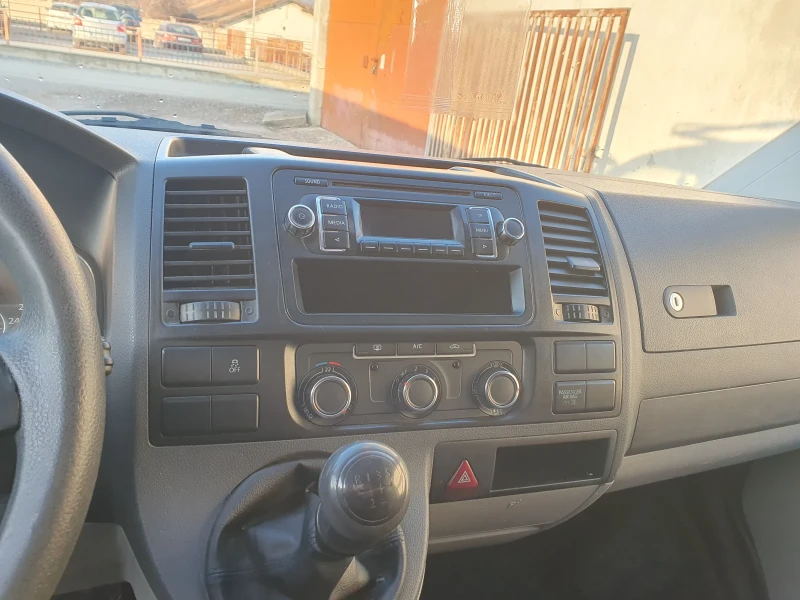 VW Transporter 2.0 тди 102к.с КЛИМАТИК , снимка 10 - Бусове и автобуси - 48135904