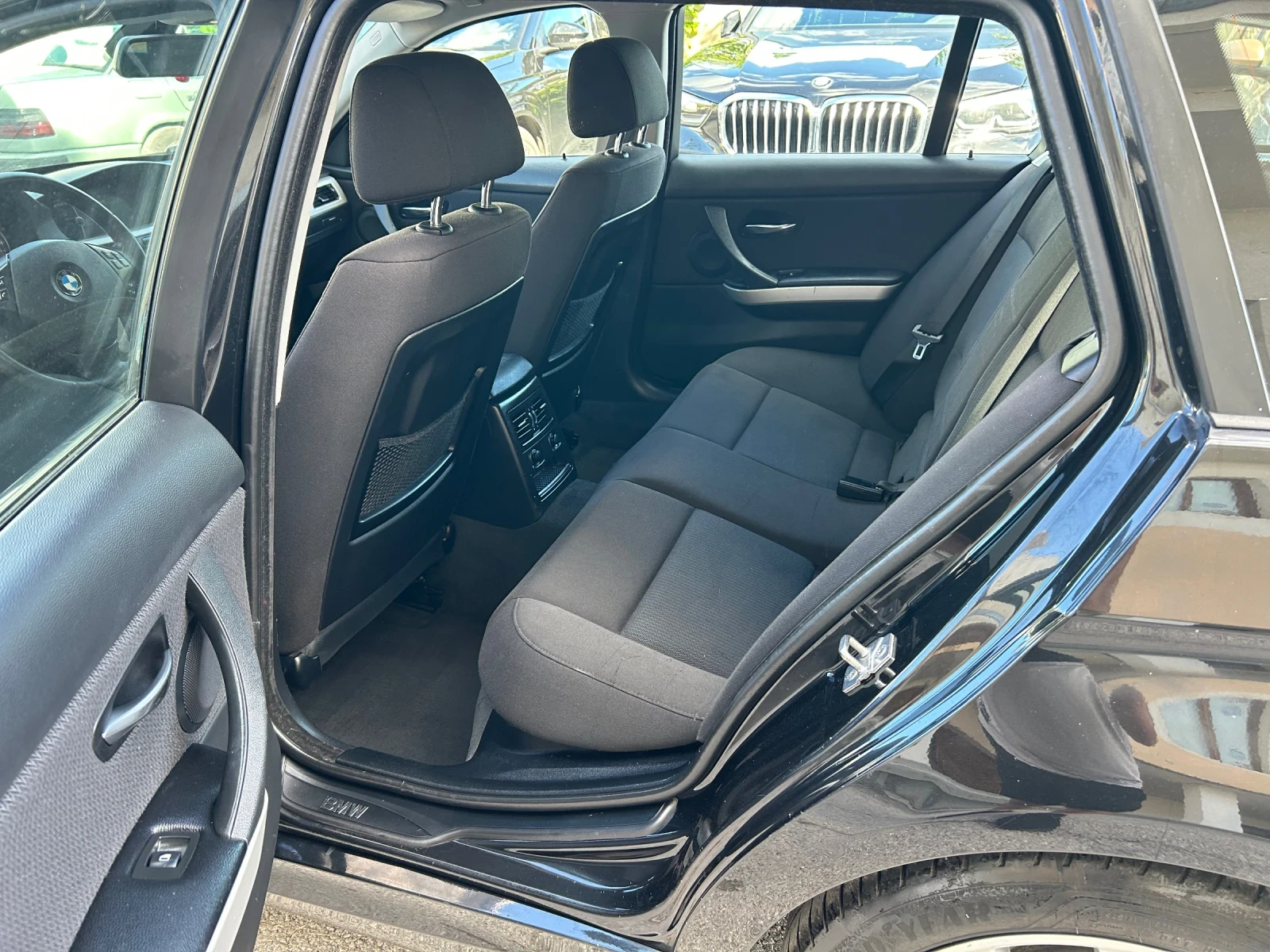 BMW 320 2.0D FACE НАВИ, снимка 12 - Автомобили и джипове - 54713818