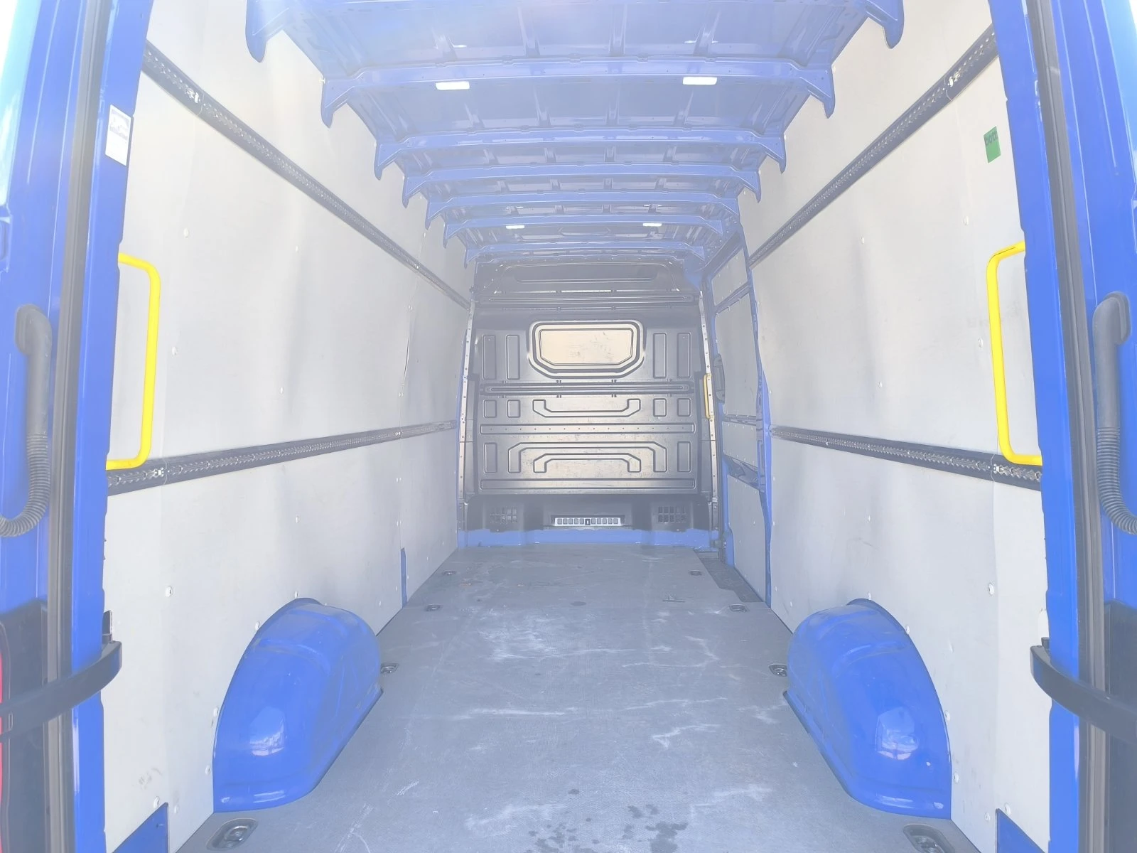 VW Crafter 35 LR 2.0 TDI - изображение 9