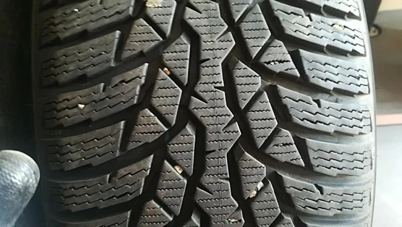 Гуми Зимни 215/60R16, снимка 5 - Гуми и джанти - 25566327