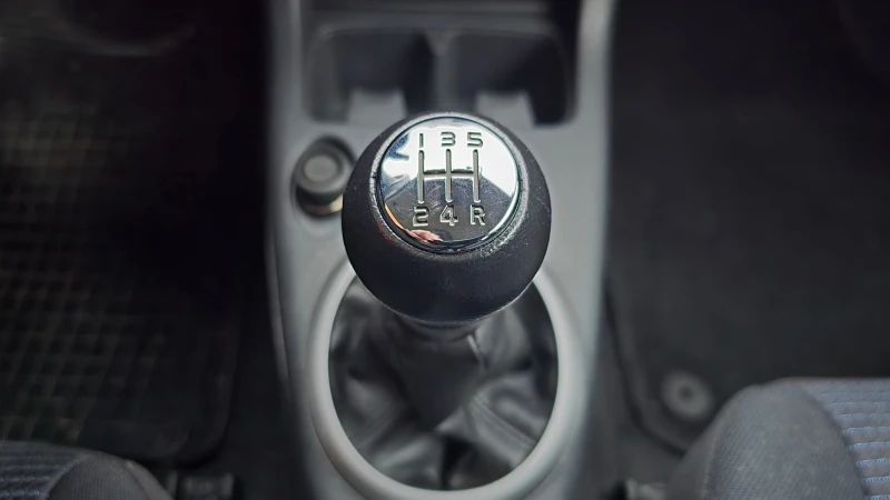 Suzuki Swift 1.3 16V, снимка 14 - Автомобили и джипове - 53220779