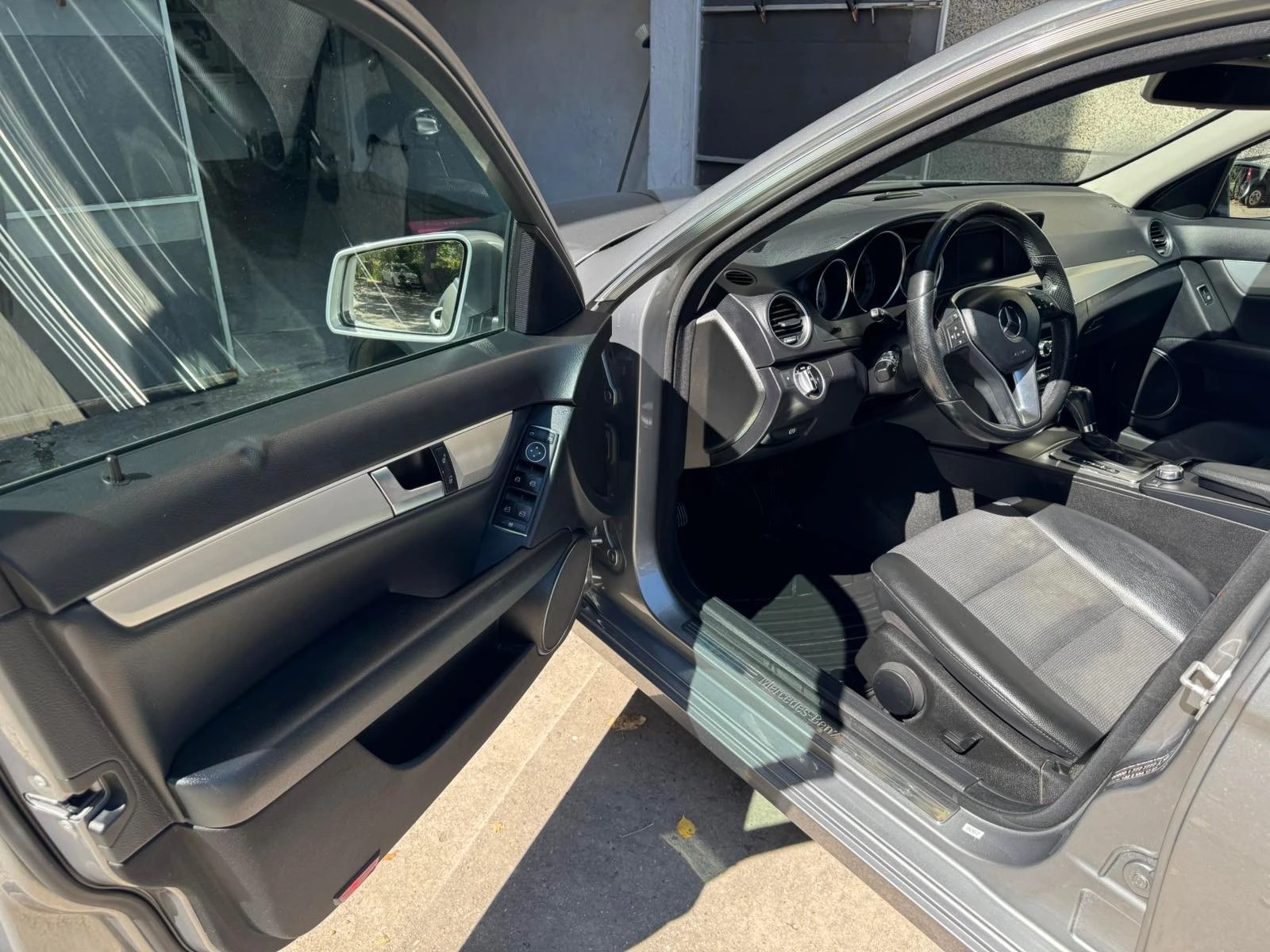 Mercedes-Benz C 220, снимка 4 - Автомобили и джипове - 54138585