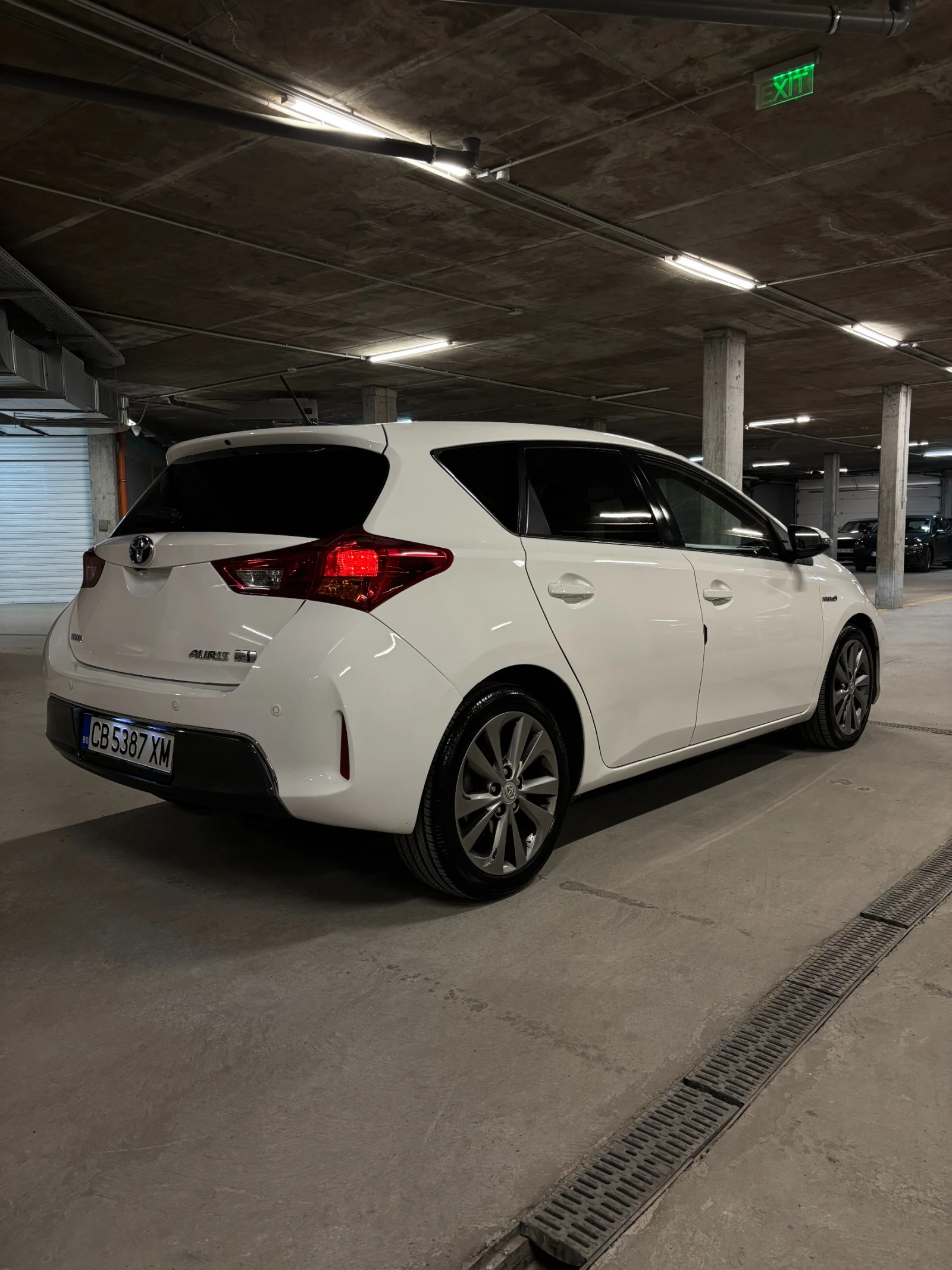 Toyota Auris 1.8 HYBRID, снимка 6 - Автомобили и джипове - 55524321
