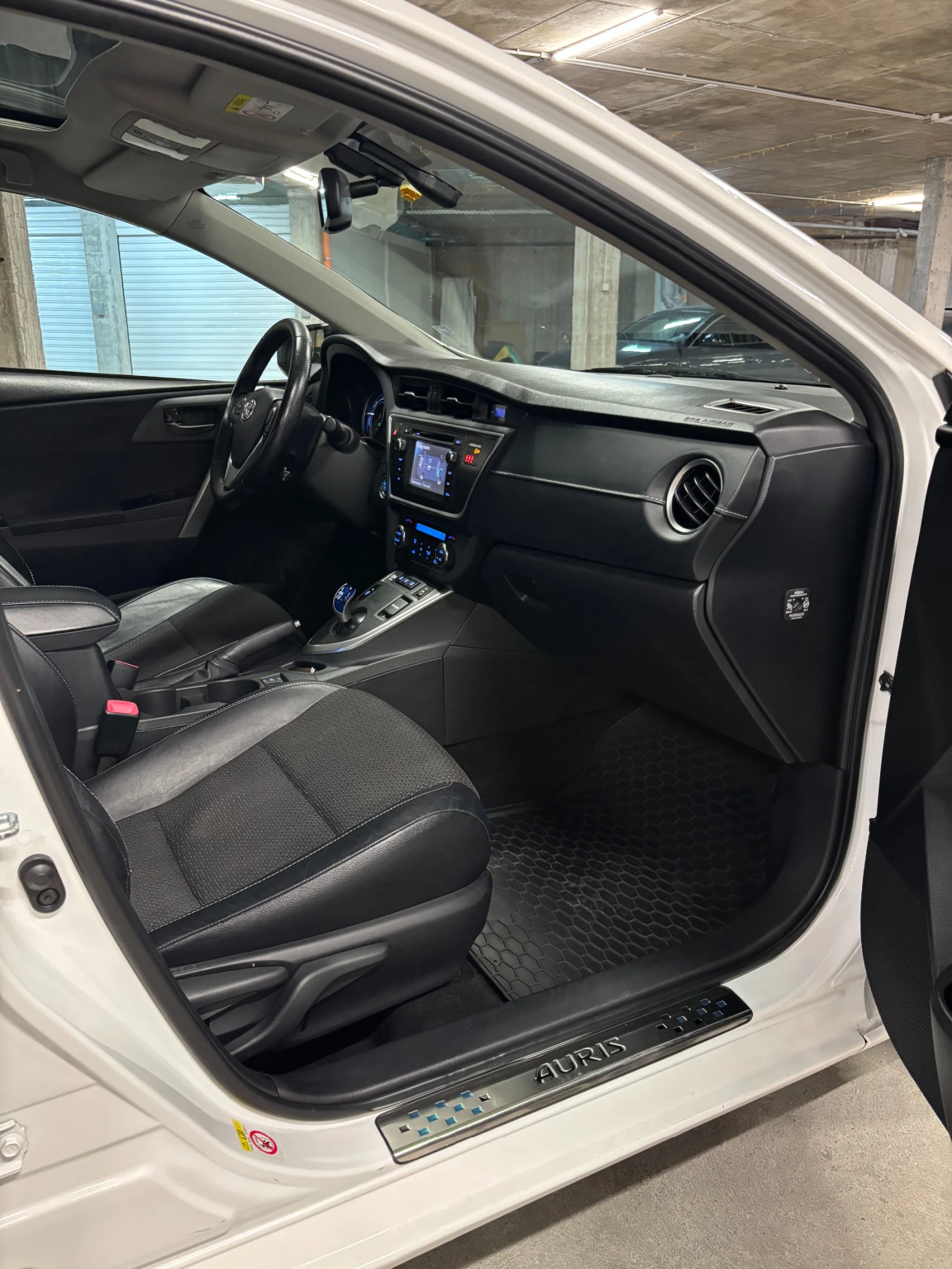 Toyota Auris 1.8 HYBRID, снимка 12 - Автомобили и джипове - 55524321