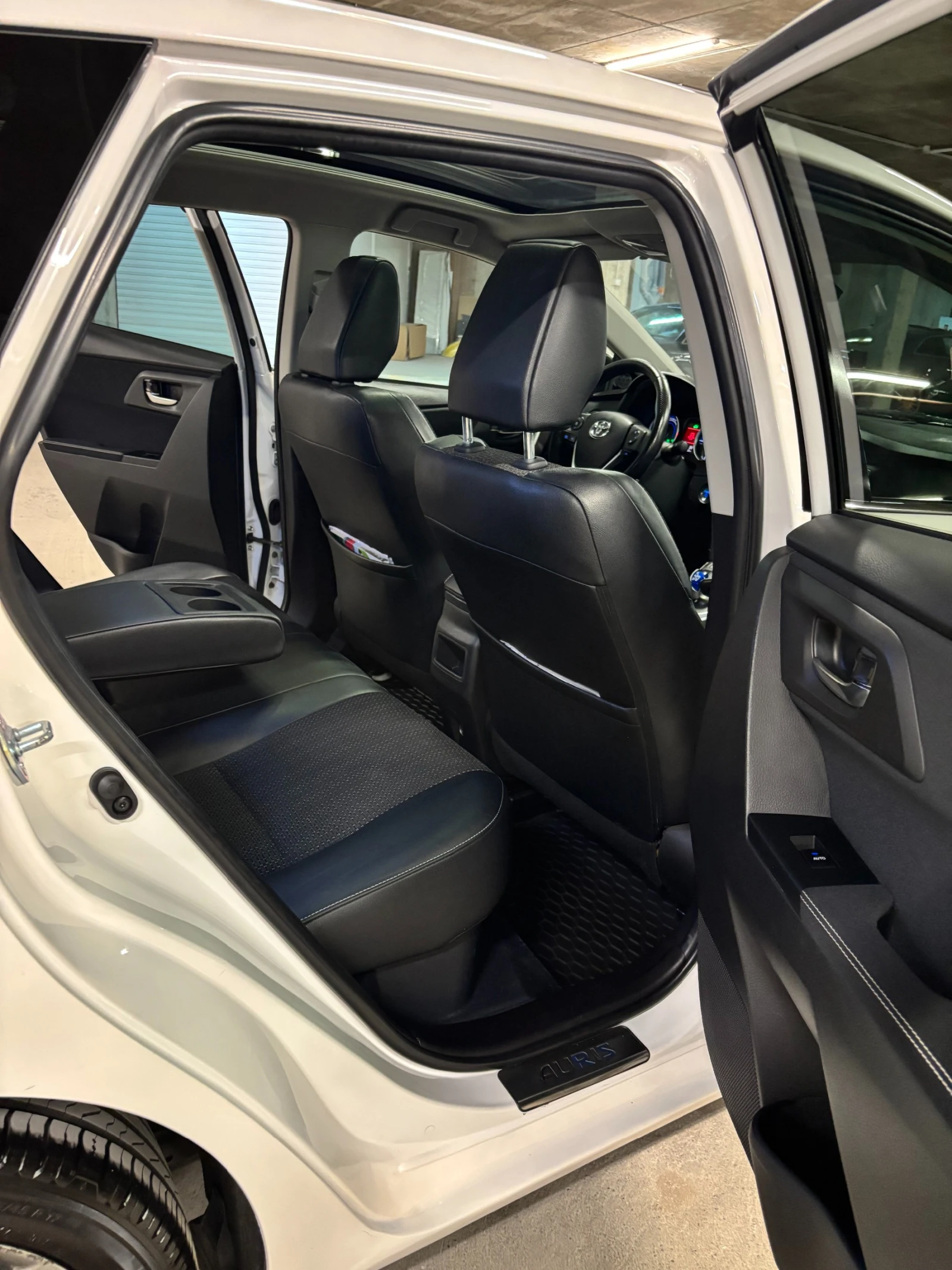 Toyota Auris 1.8 HYBRID, снимка 14 - Автомобили и джипове - 55524321