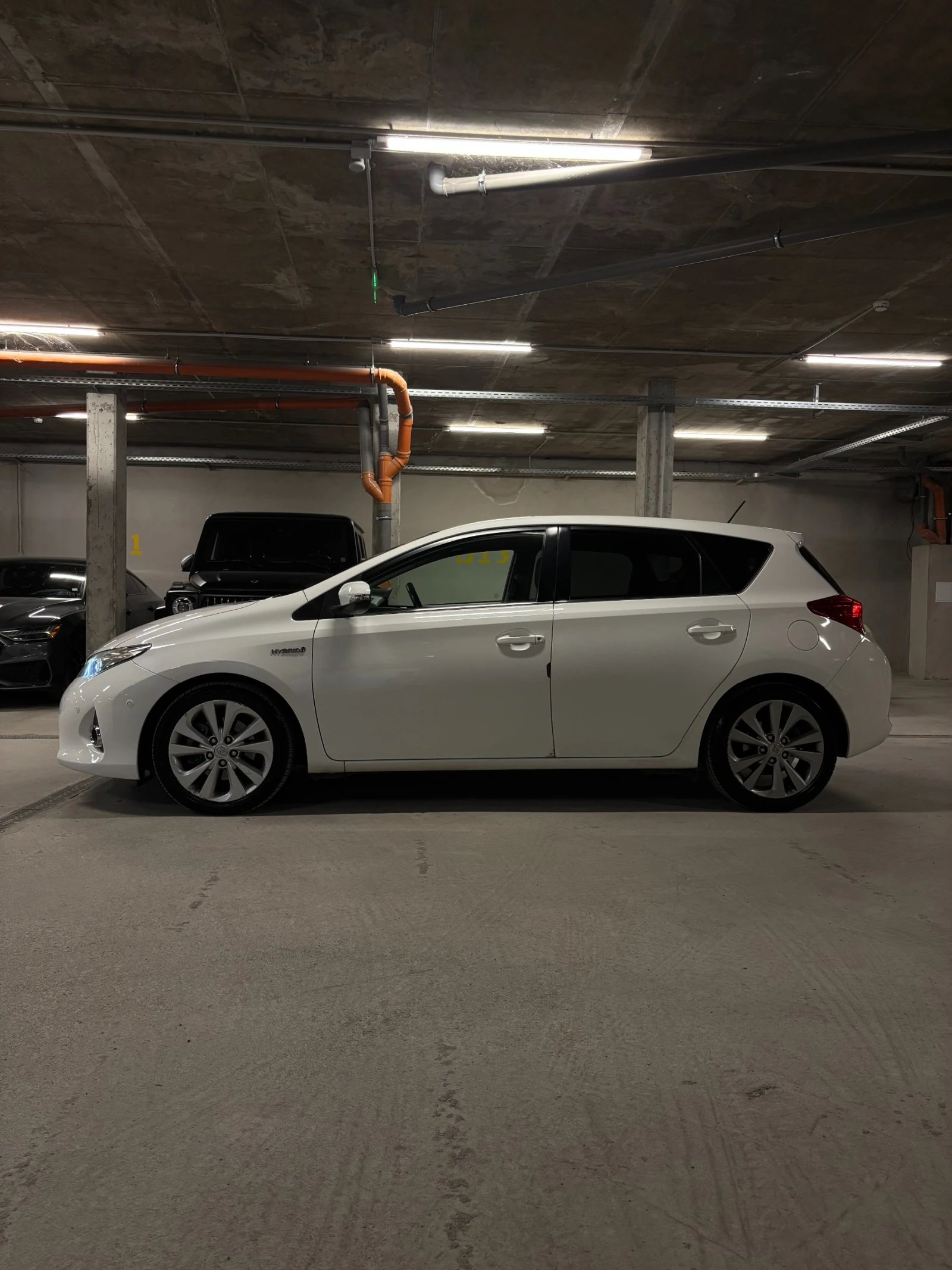 Toyota Auris 1.8 HYBRID, снимка 3 - Автомобили и джипове - 55524321
