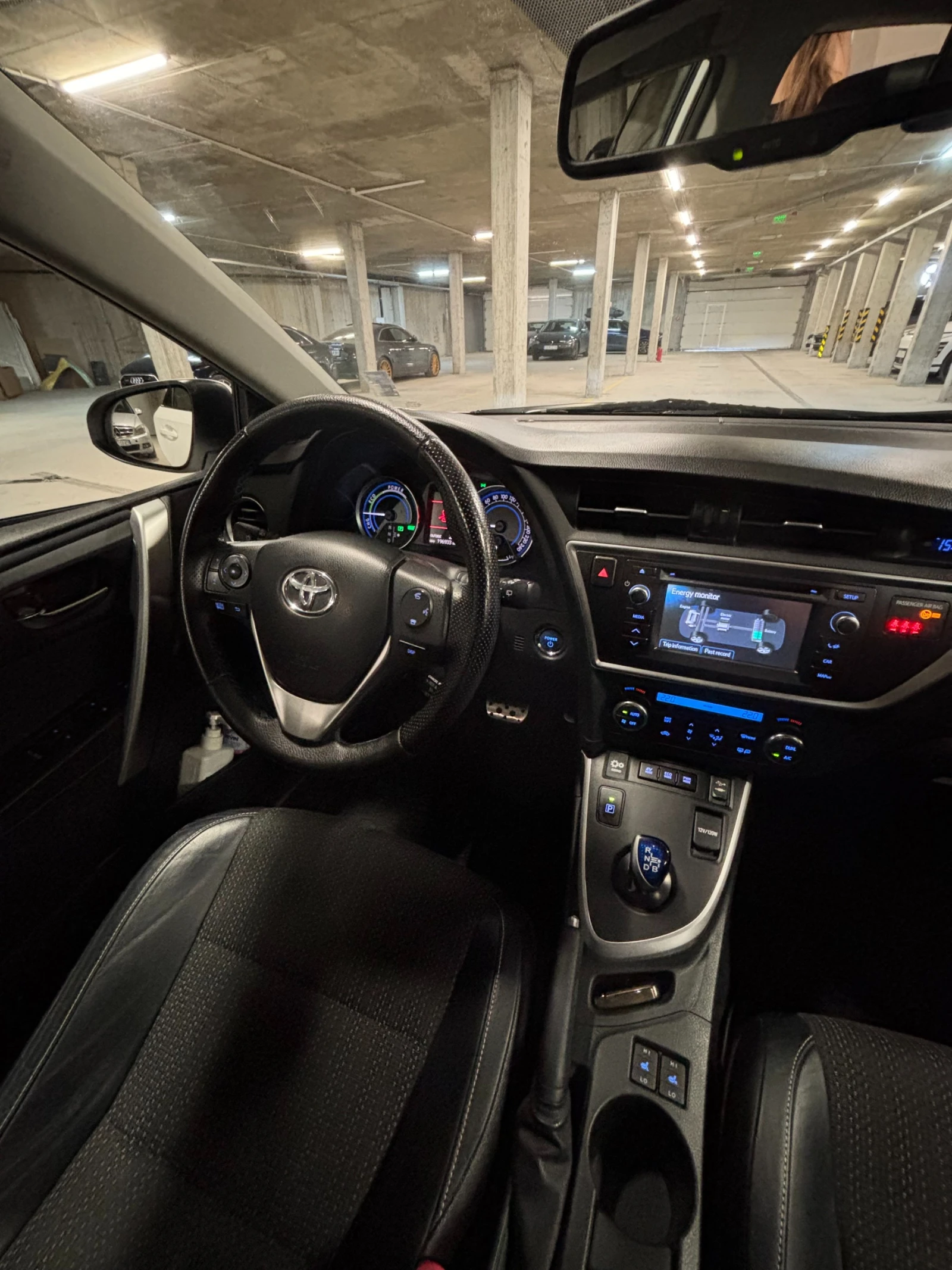Toyota Auris 1.8 HYBRID, снимка 10 - Автомобили и джипове - 55524321