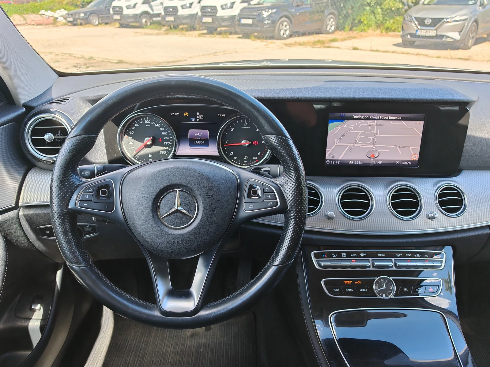 Mercedes-Benz E 220 d, снимка 12 - Автомобили и джипове - 56021877