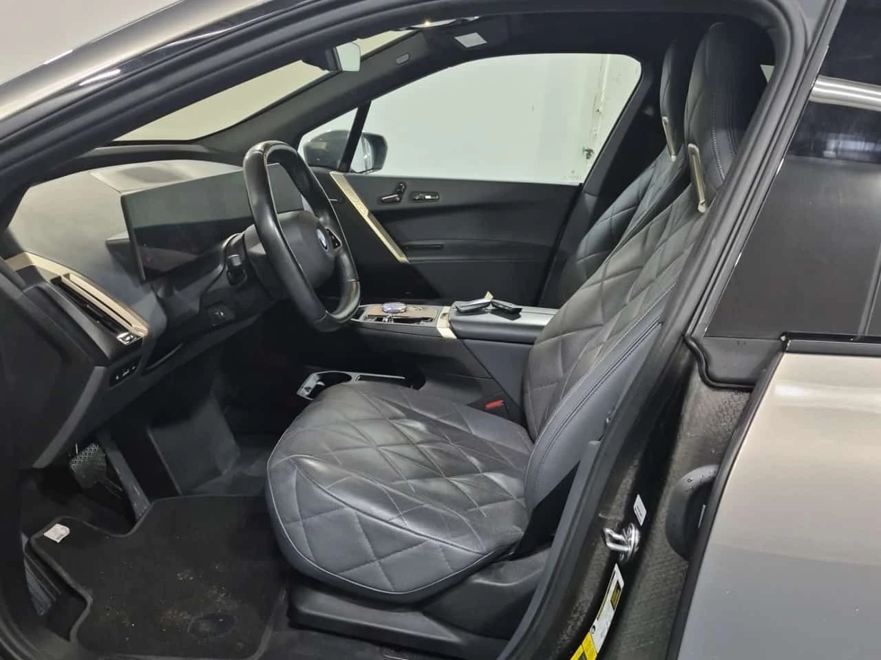 BMW iX  Xdrive40 / 360 / Harman Kardon / Carfax , снимка 3 - Автомобили и джипове - 56323925