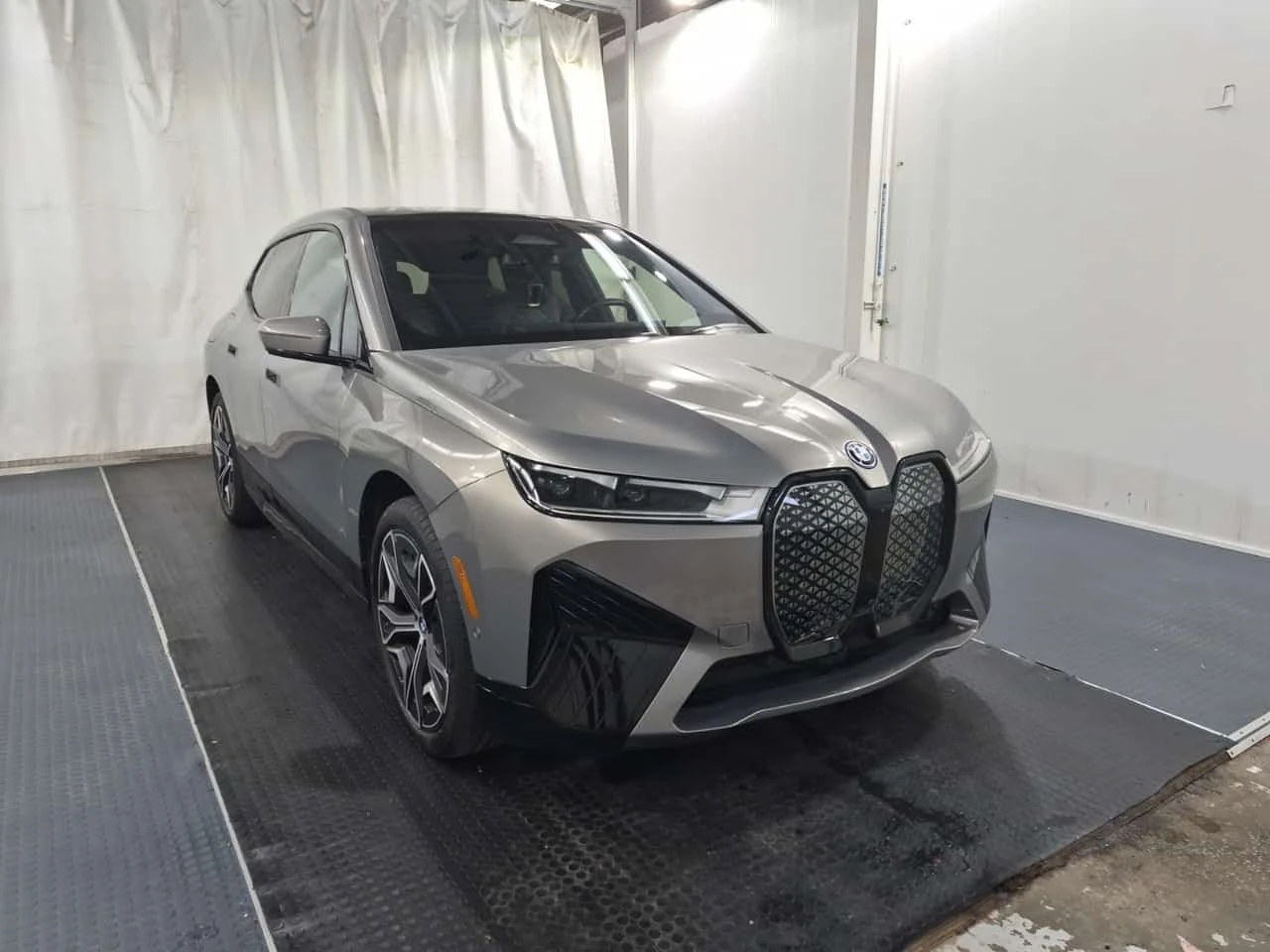 BMW iX  Xdrive40 / 360 / Harman Kardon / Carfax , снимка 5 - Автомобили и джипове - 56323925