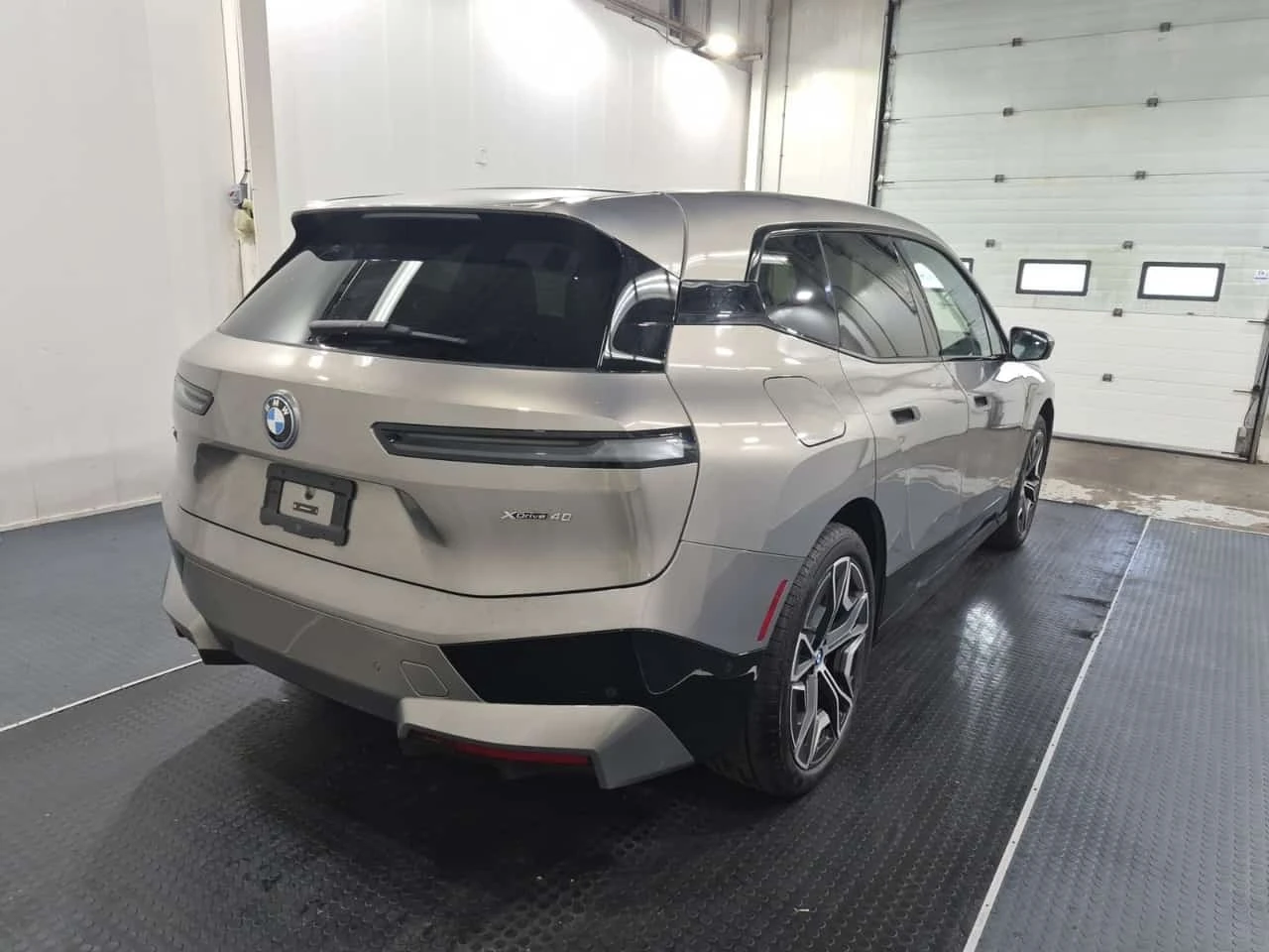 BMW iX  Xdrive40 / 360 / Harman Kardon / Carfax , снимка 2 - Автомобили и джипове - 56323925