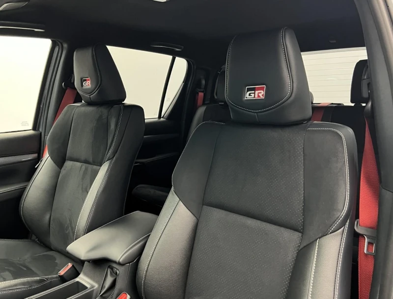 Toyota Hilux 2.8 D-4D/GR SPORT/DOUBLE CAB/360/JBL/LED/, снимка 11 - Автомобили и джипове - 52580856