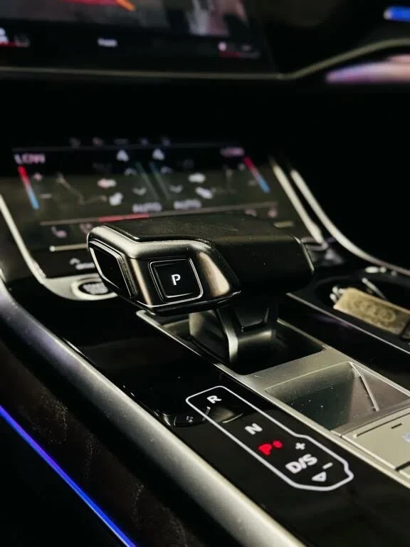 Audi Q8 55TFSI Бартер Лизинг Black optic Technik Quattro, снимка 12 - Автомобили и джипове - 52772522