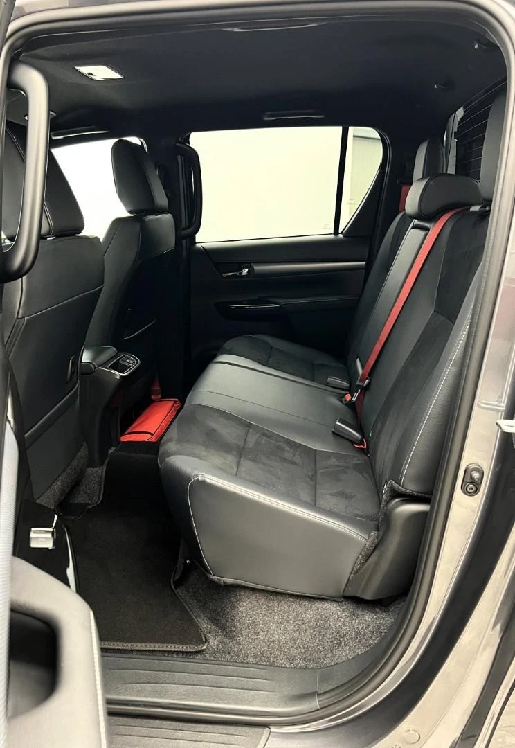 Toyota Hilux 2.8 D-4D/GR SPORT/DOUBLE CAB/360/JBL/LED/, снимка 17 - Автомобили и джипове - 52580856