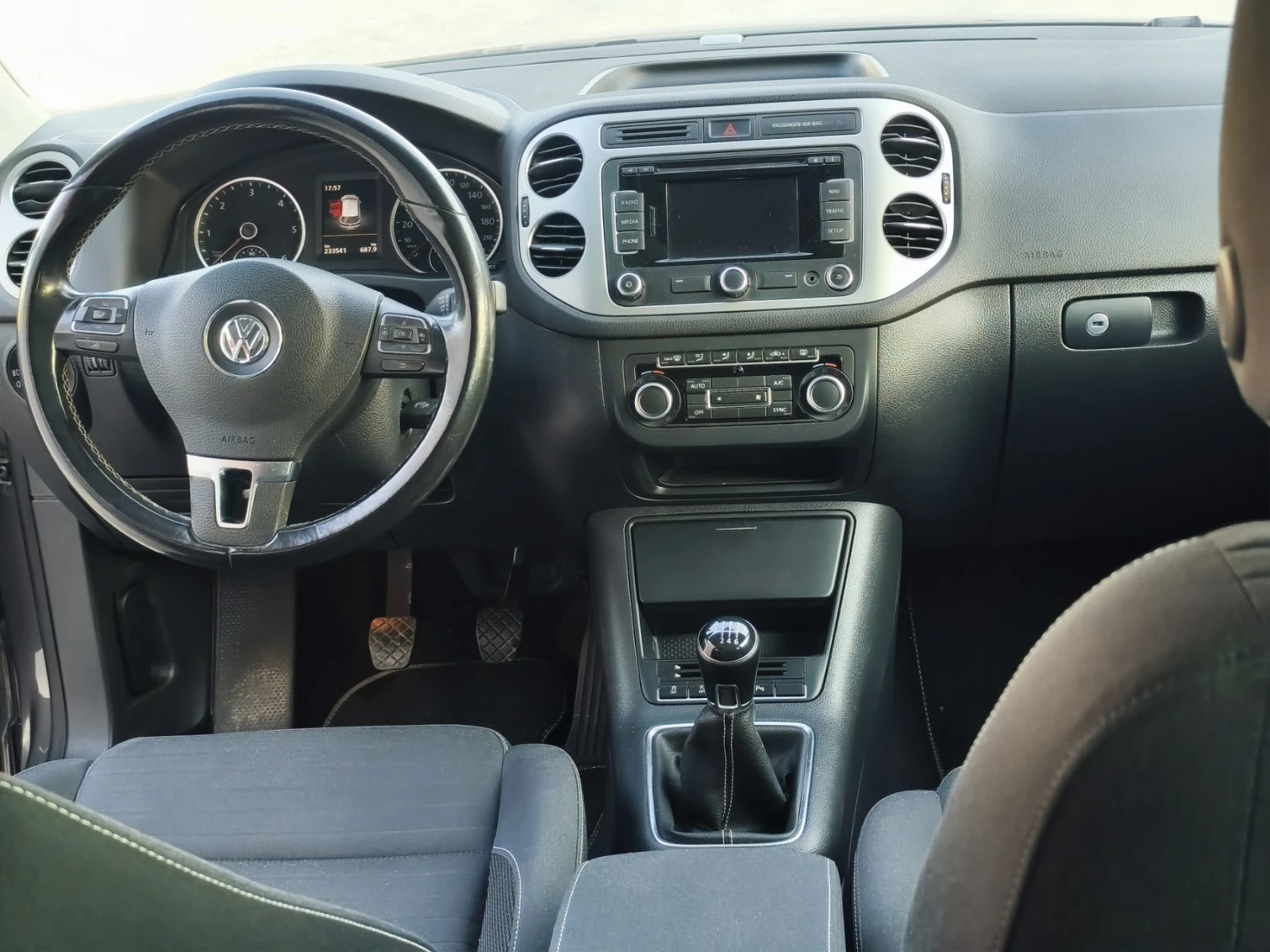 VW Tiguan 2.0 TDI 140 к.с.   2015   Ръчна, снимка 13 - Автомобили и джипове - 55123023