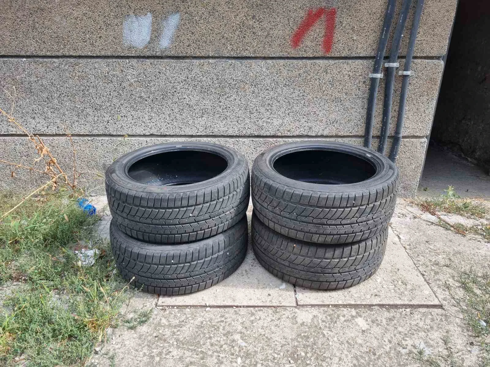 Гуми Зимни 235/45R18