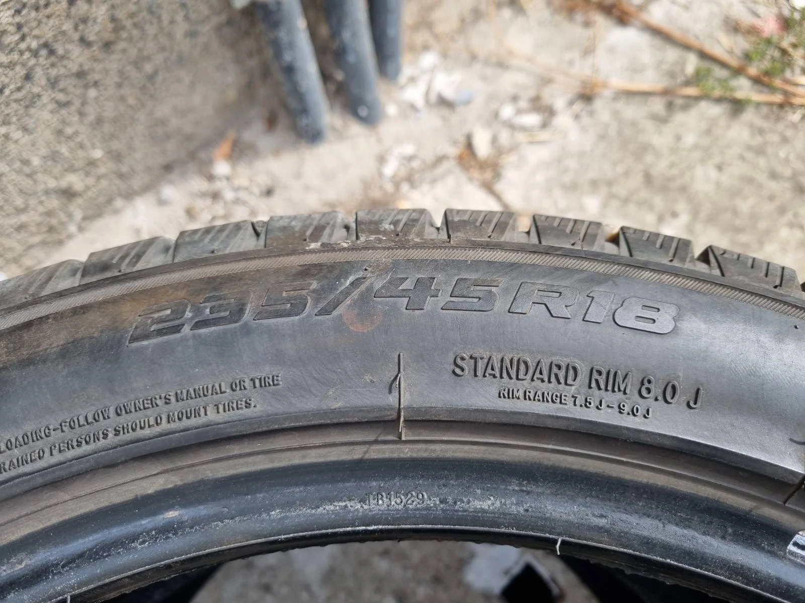 Гуми Зимни 235/45R18, снимка 4 - Гуми и джанти - 56275366