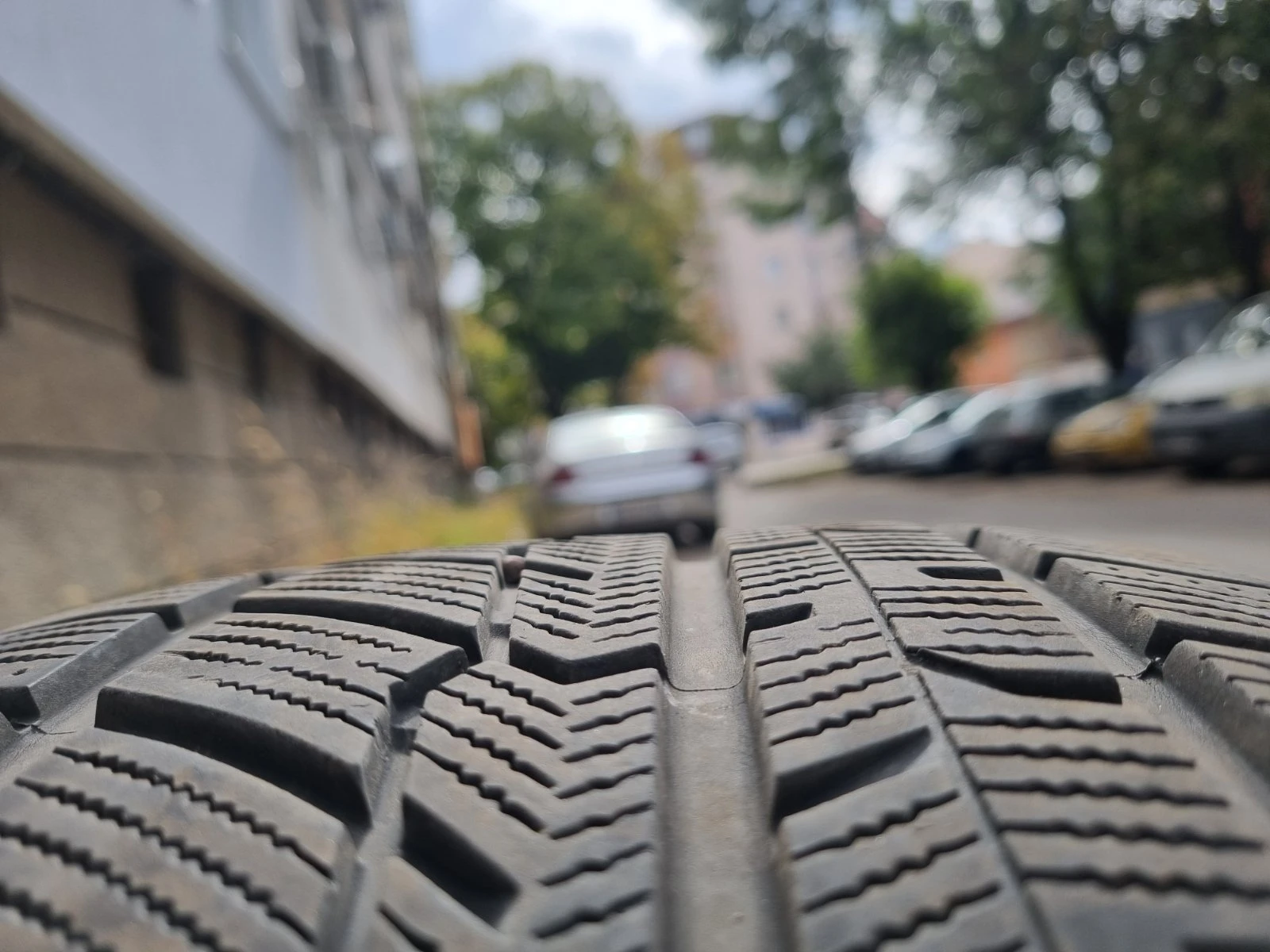 Гуми Зимни 235/45R18, снимка 8 - Гуми и джанти - 56275366