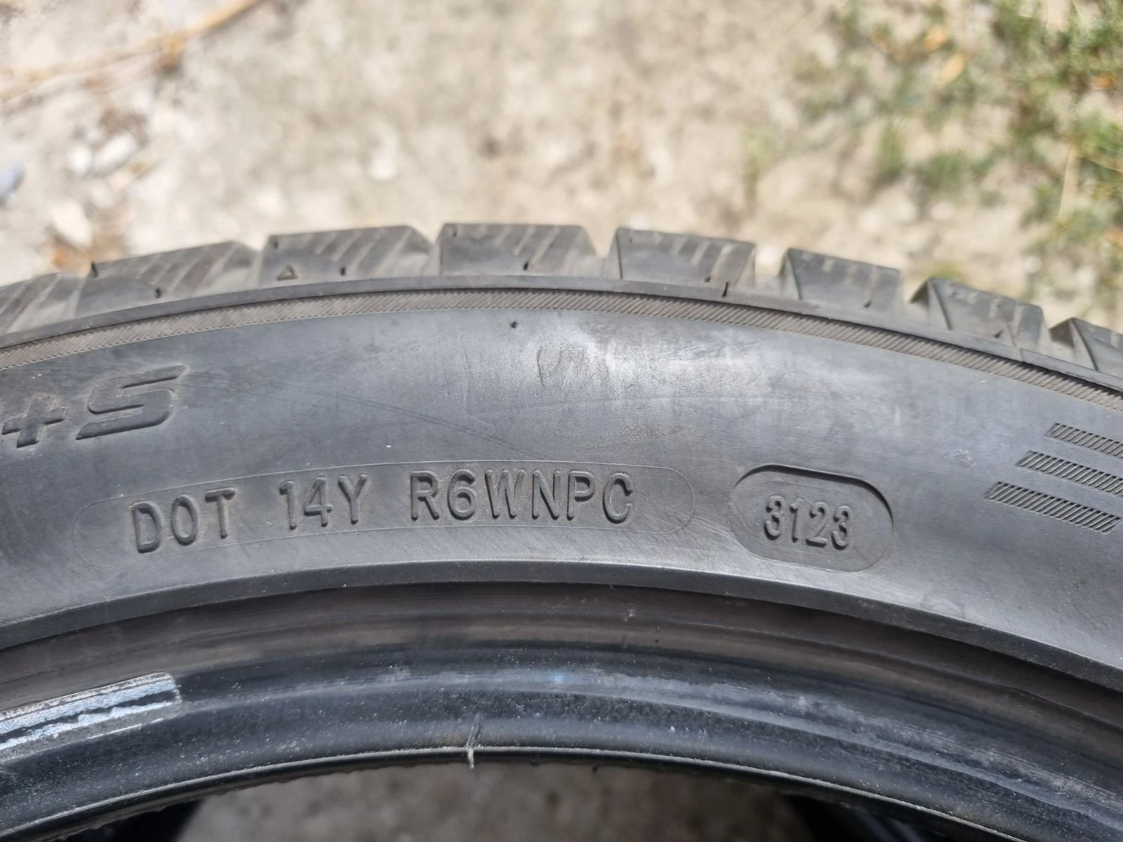 Гуми Зимни 235/45R18, снимка 6 - Гуми и джанти - 56275366