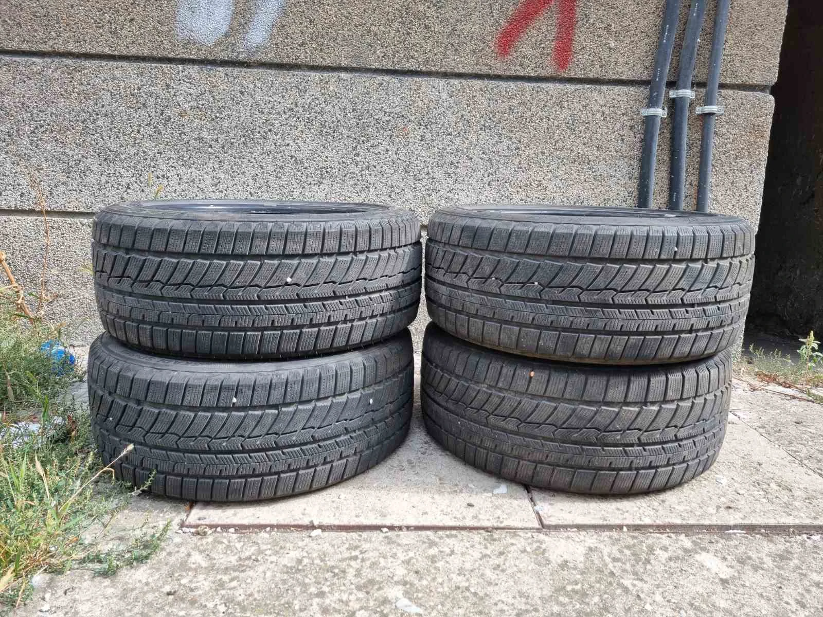 Гуми Зимни 235/45R18, снимка 2 - Гуми и джанти - 56275366