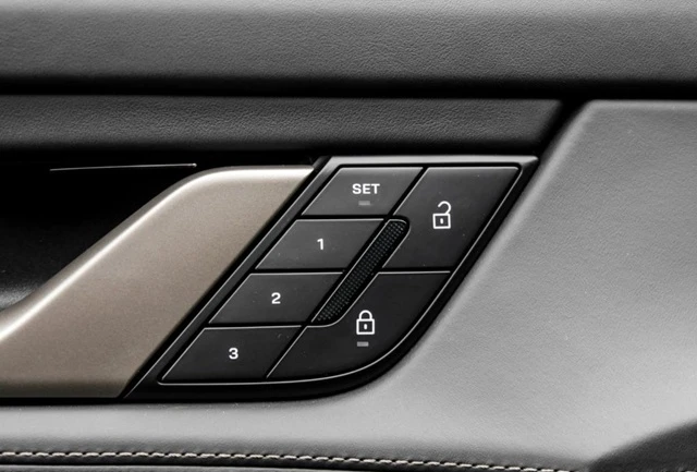 Porsche Taycan Turbo = NEW = Sport Design Гаранция - изображение 9