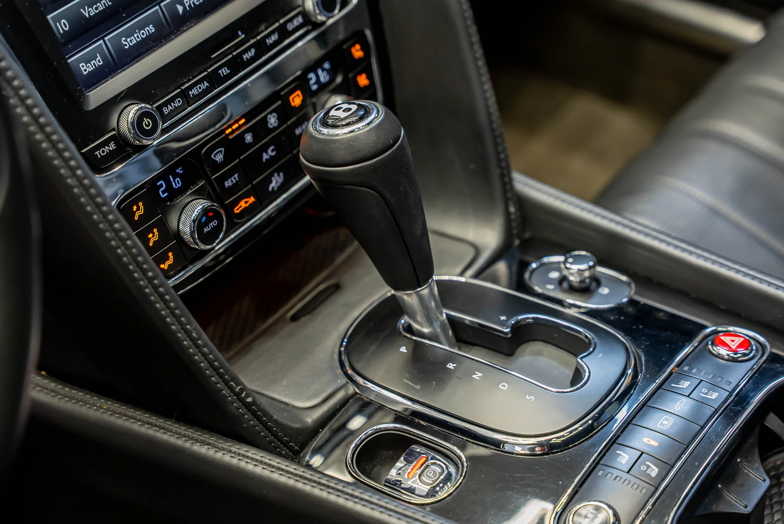 Bentley Flying Spur  V8 - изображение 8