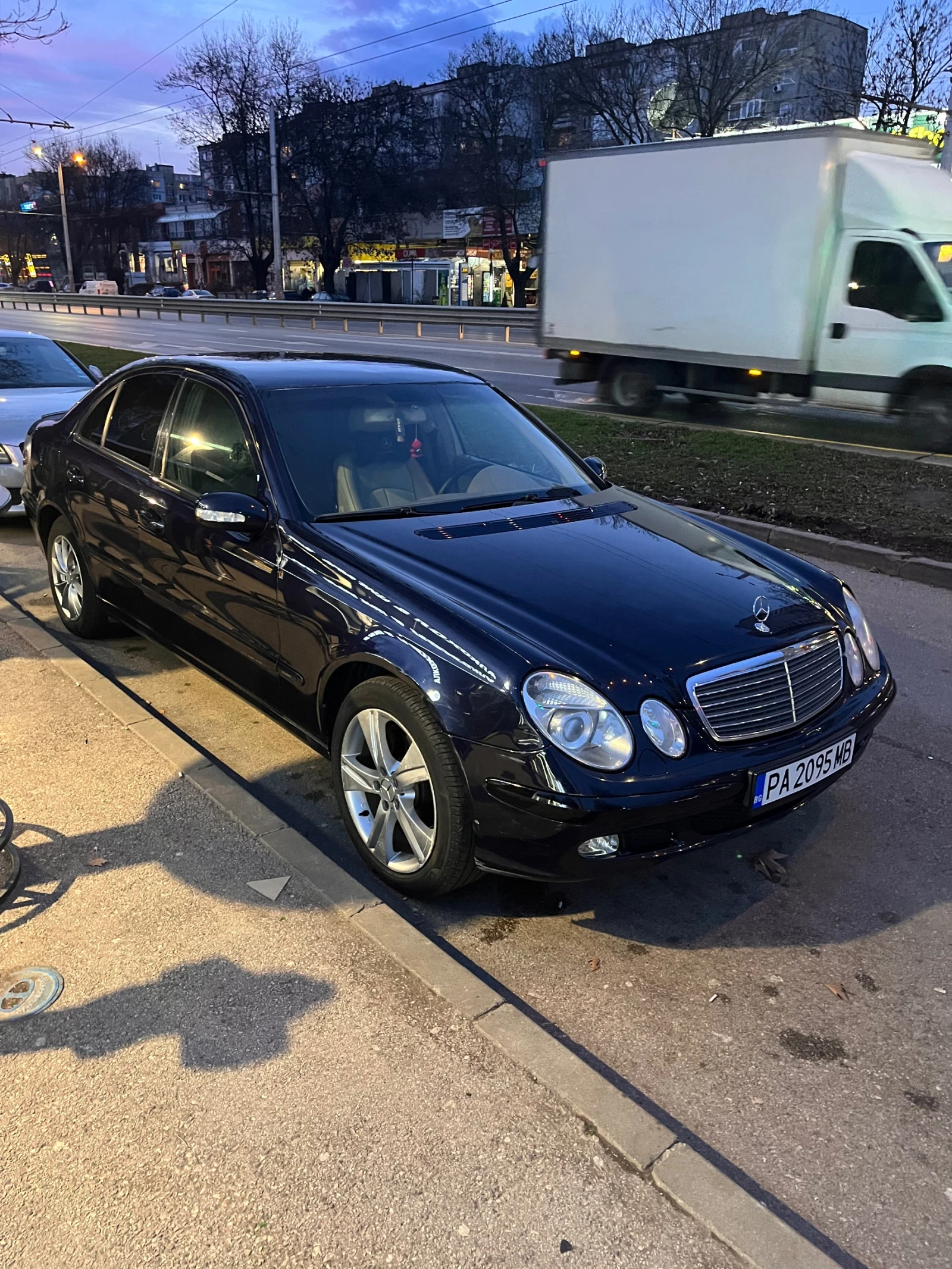 Mercedes-Benz E 220, снимка 4 - Автомобили и джипове - 54315779