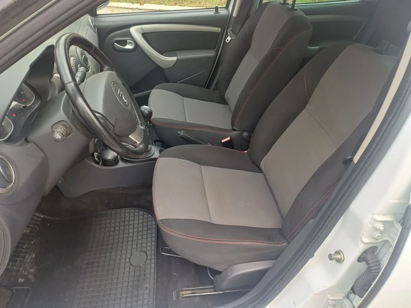 Dacia Duster 1.5dci 6ск 4х4, снимка 7 - Автомобили и джипове - 52755159