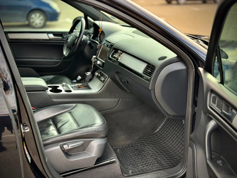 VW Touareg 3.0TDi 240kc ТОП Dynaudio, снимка 10 - Автомобили и джипове - 52974245