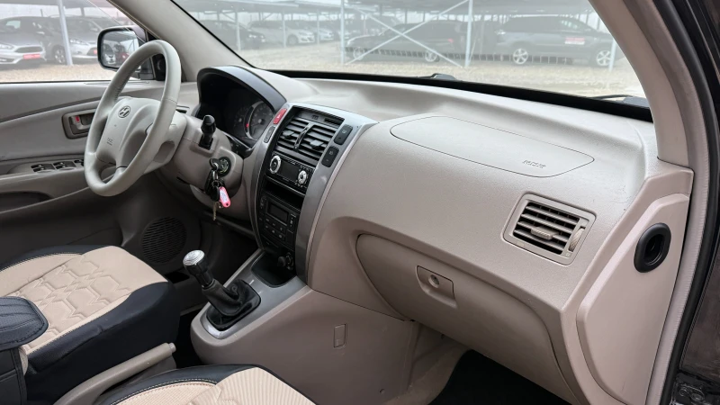 Hyundai Tucson 2.0CRDI/4WD/112кс/5скорости/НОВ ВНОС ОТ ИТАЛИЯ, снимка 15 - Автомобили и джипове - 53122681