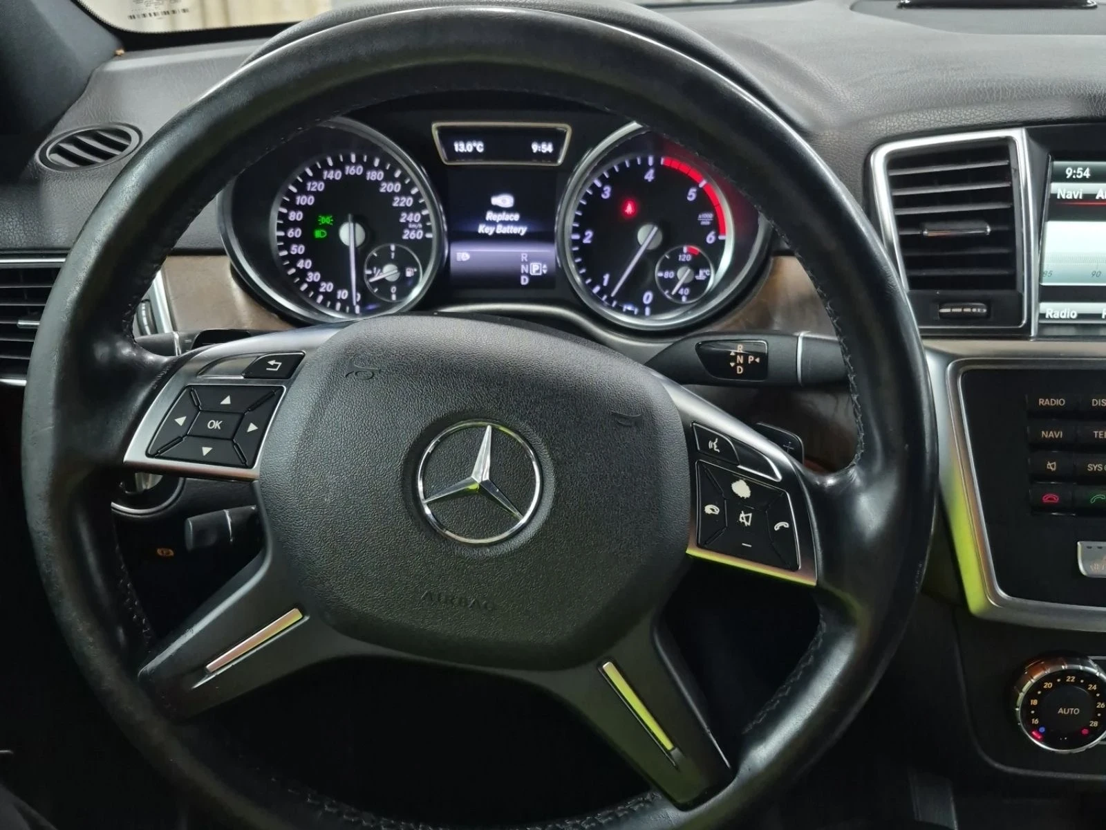 Mercedes-Benz ML 350 Bluetec 4MATIC | AMG | AIRMATIC | Панорама | FULL, снимка 9 - Автомобили и джипове - 54412613