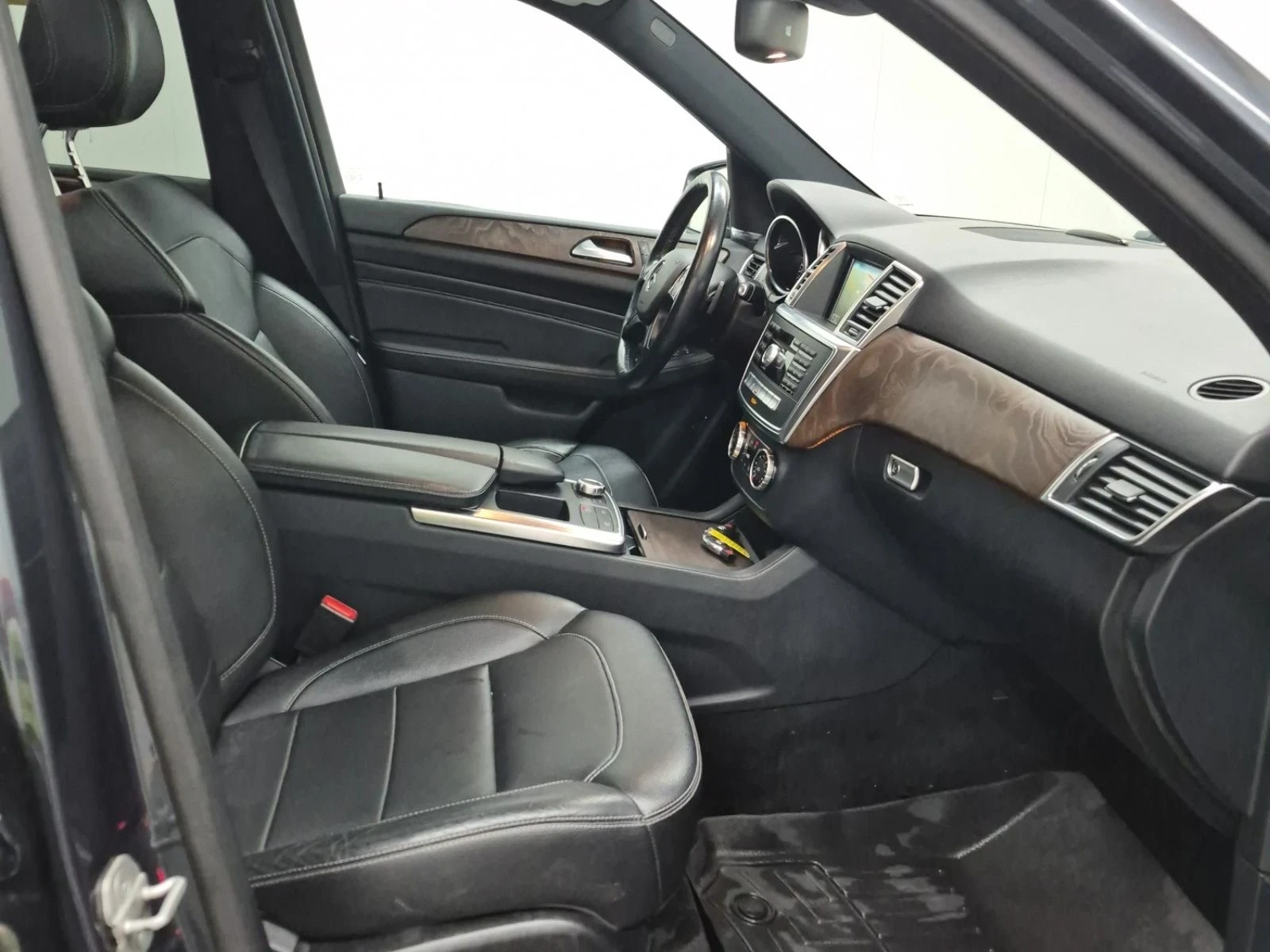 Mercedes-Benz ML 350 Bluetec 4MATIC | AMG | AIRMATIC | Панорама | FULL, снимка 13 - Автомобили и джипове - 54412613