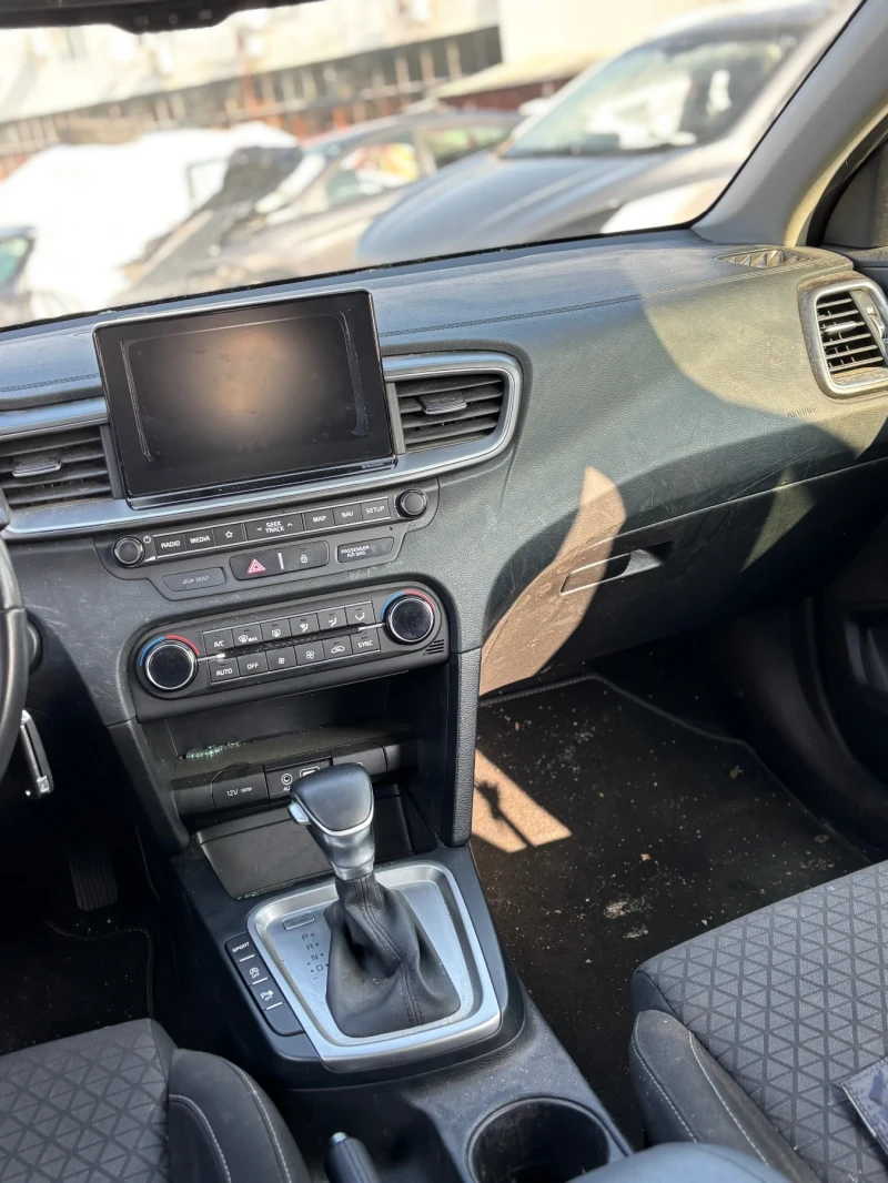 Kia Ceed 1.4 турбо Automatic , снимка 5 - Автомобили и джипове - 52078227