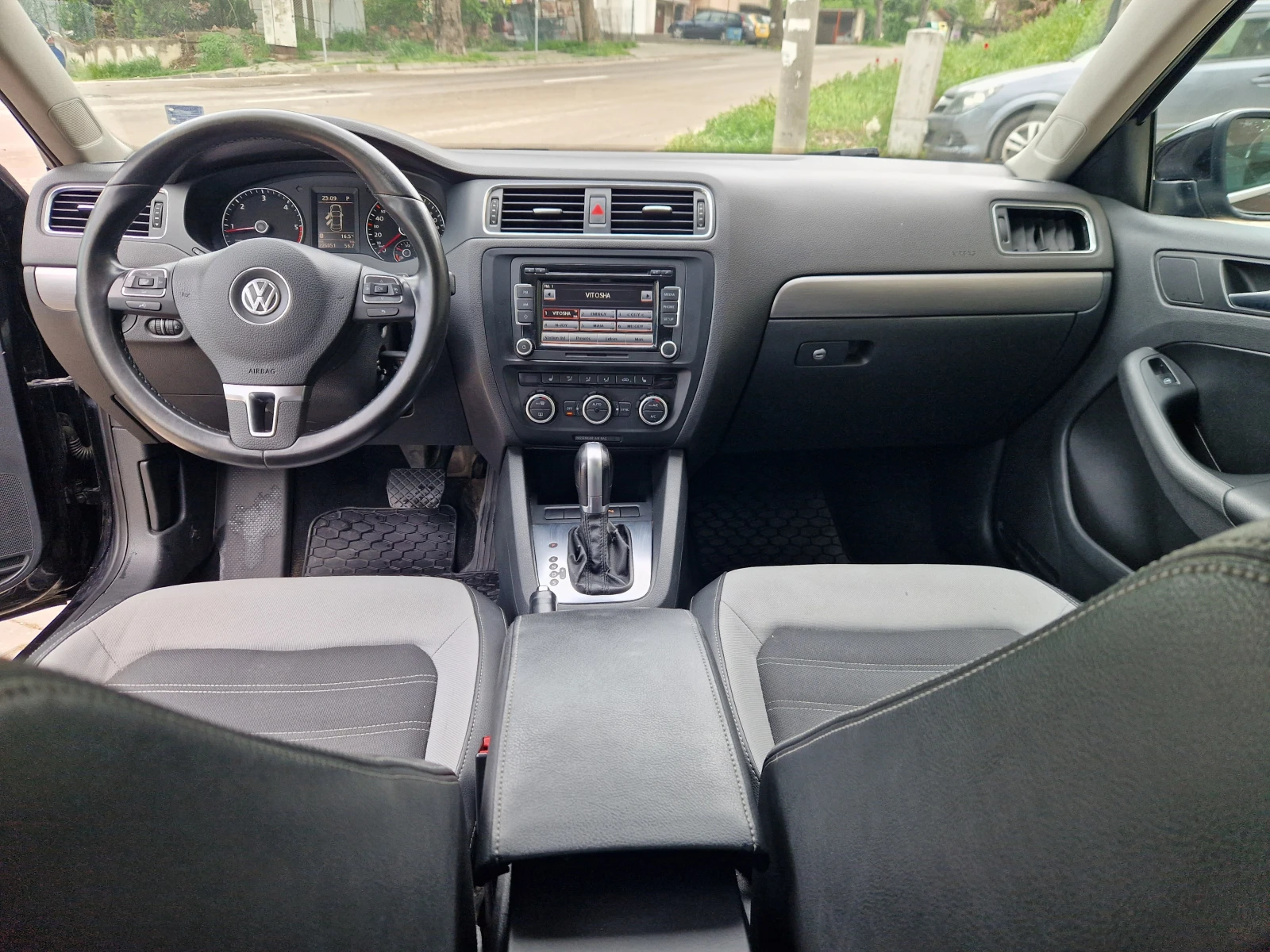 VW Jetta 1.6TDI Highline, снимка 6 - Автомобили и джипове - 54746810