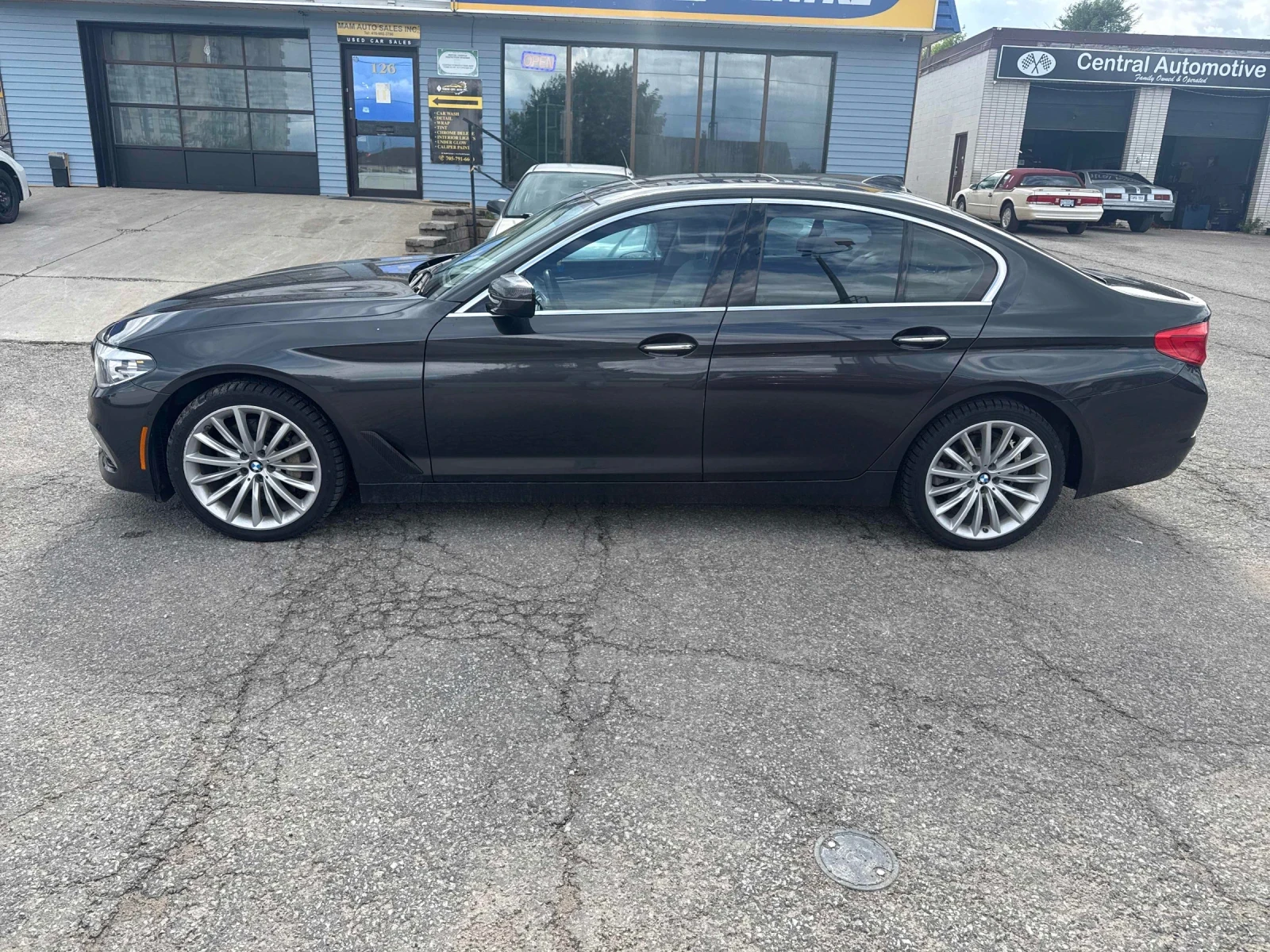 BMW 530 * хDrive* HUD* Harman Kardon* CARFAX, снимка 2 - Автомобили и джипове - 55068723
