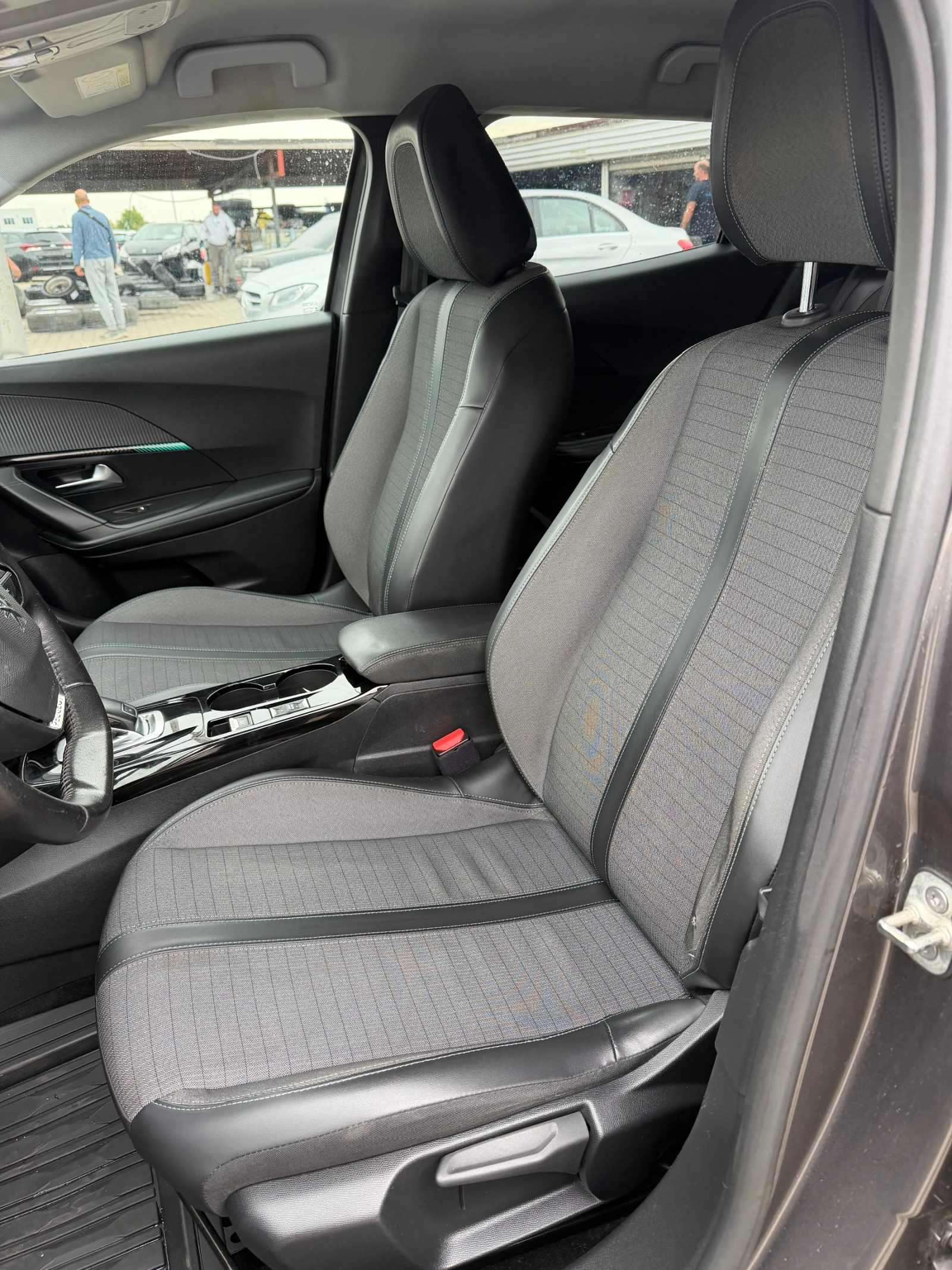 Peugeot 2008 1.5HDI Allure AVTOMAT/NAVI/KOJA EURO 6, снимка 12 - Автомобили и джипове - 56223590