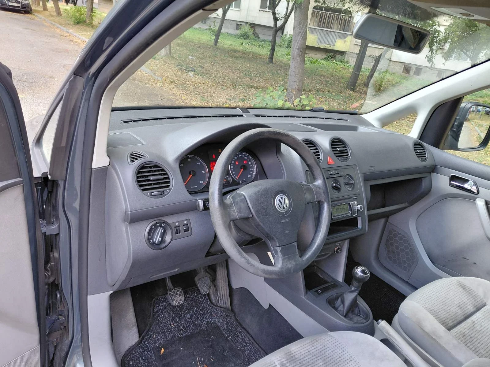 VW Caddy 1.9dizel 105ks 2010- LiFE, снимка 2 - Автомобили и джипове - 56274119