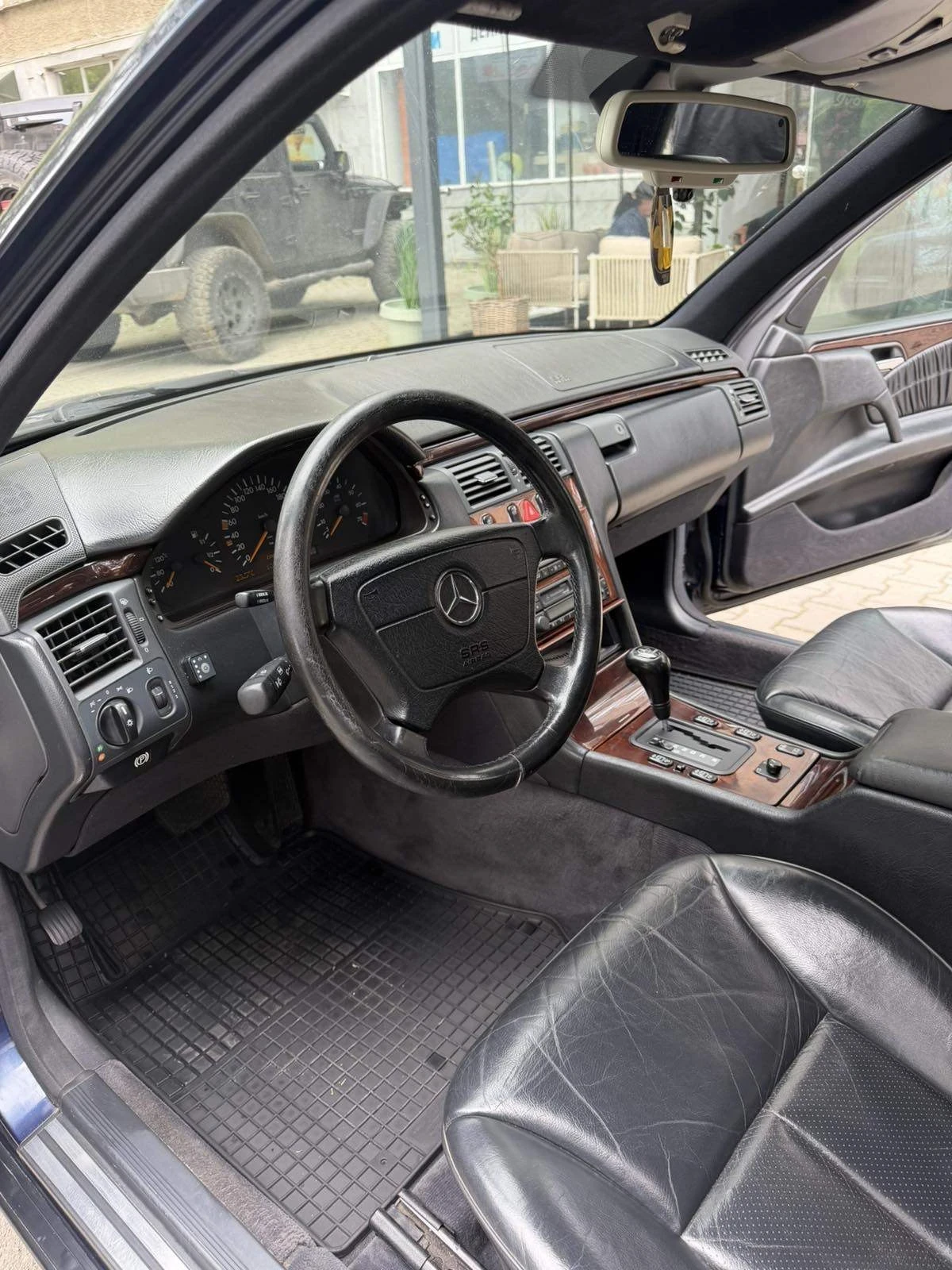 Mercedes-Benz E 320 ГАЗ/ АВТОМАТ/КОЖА, снимка 8 - Автомобили и джипове - 56318967