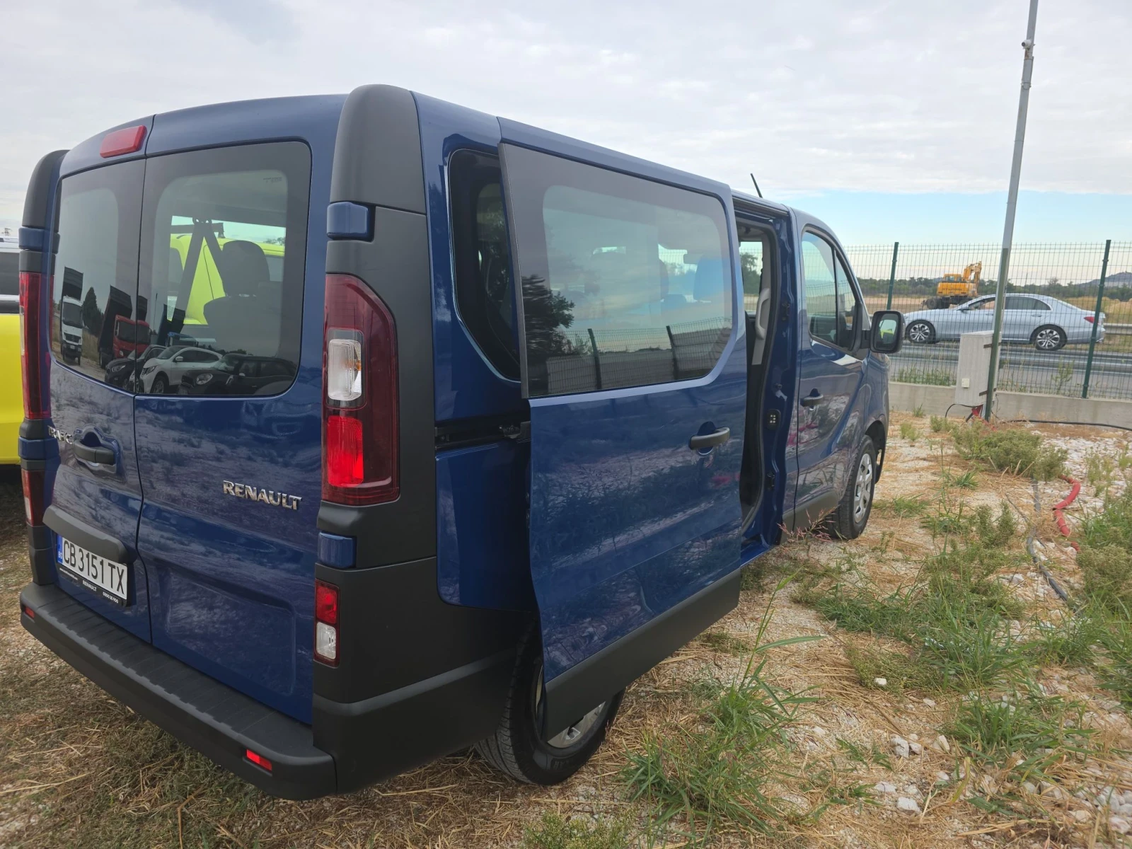 Renault Trafic 8+ 1, снимка 15 - Бусове и автобуси - 56227654
