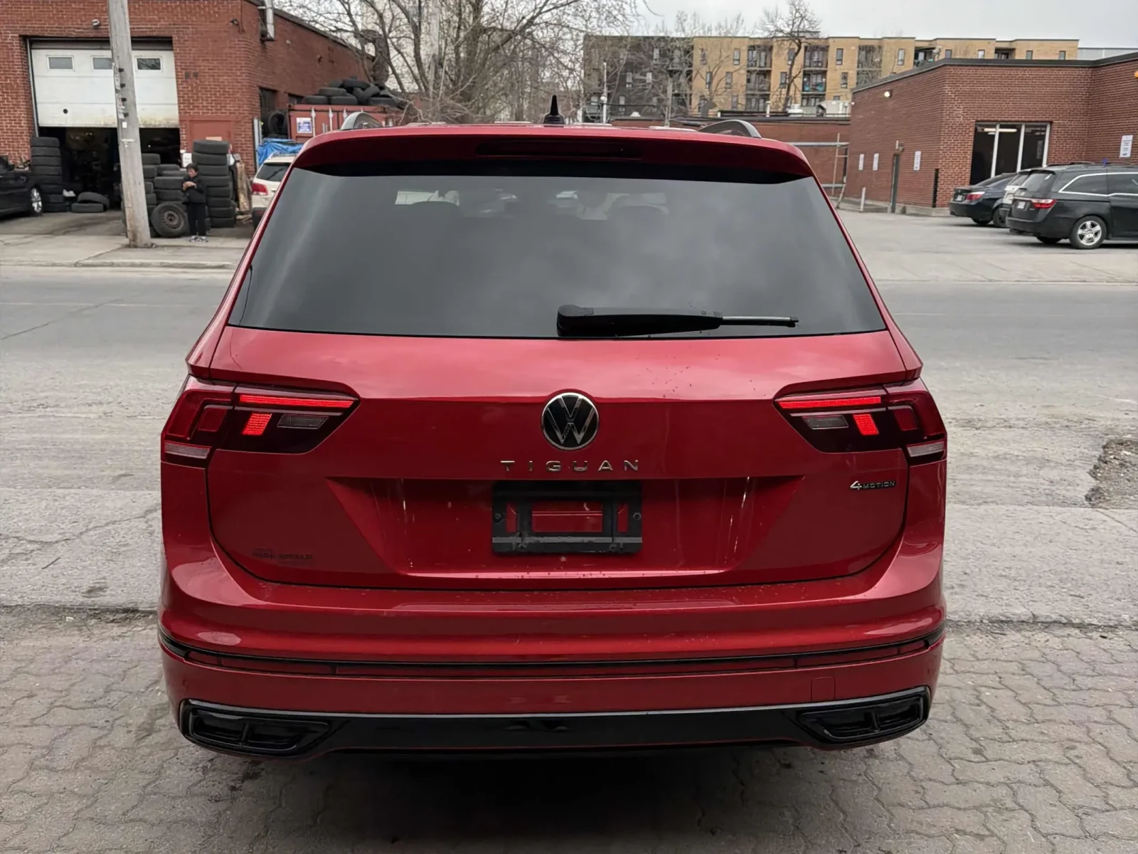 VW Tiguan Comfortline R-Line Black Edition * ЦЕНА ДО БГ * , снимка 5 - Автомобили и джипове - 54384014
